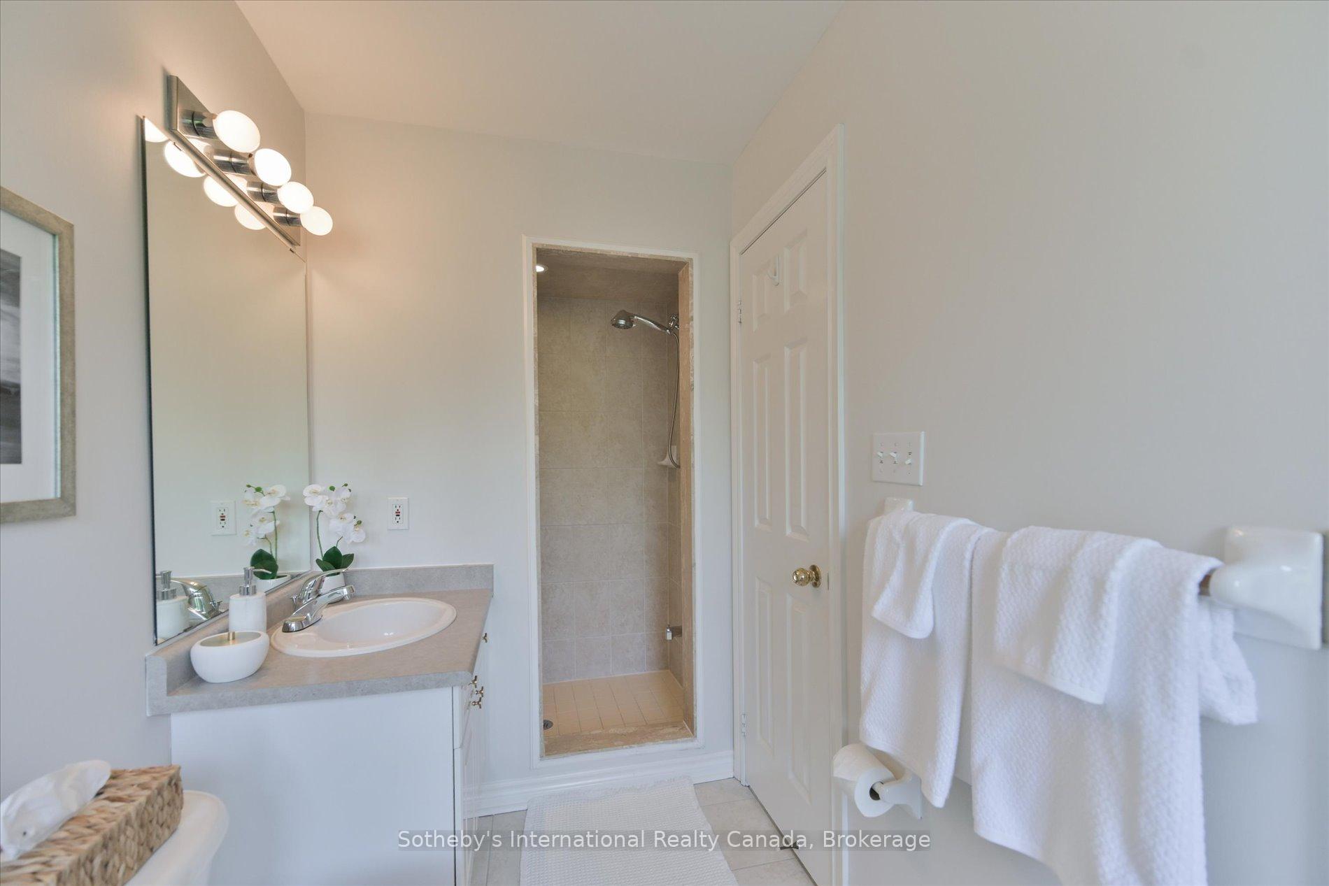 Photo 31 of Unit 41, 300 Ravineview Way, Oakville, Wedgewood Creek — HOMEH