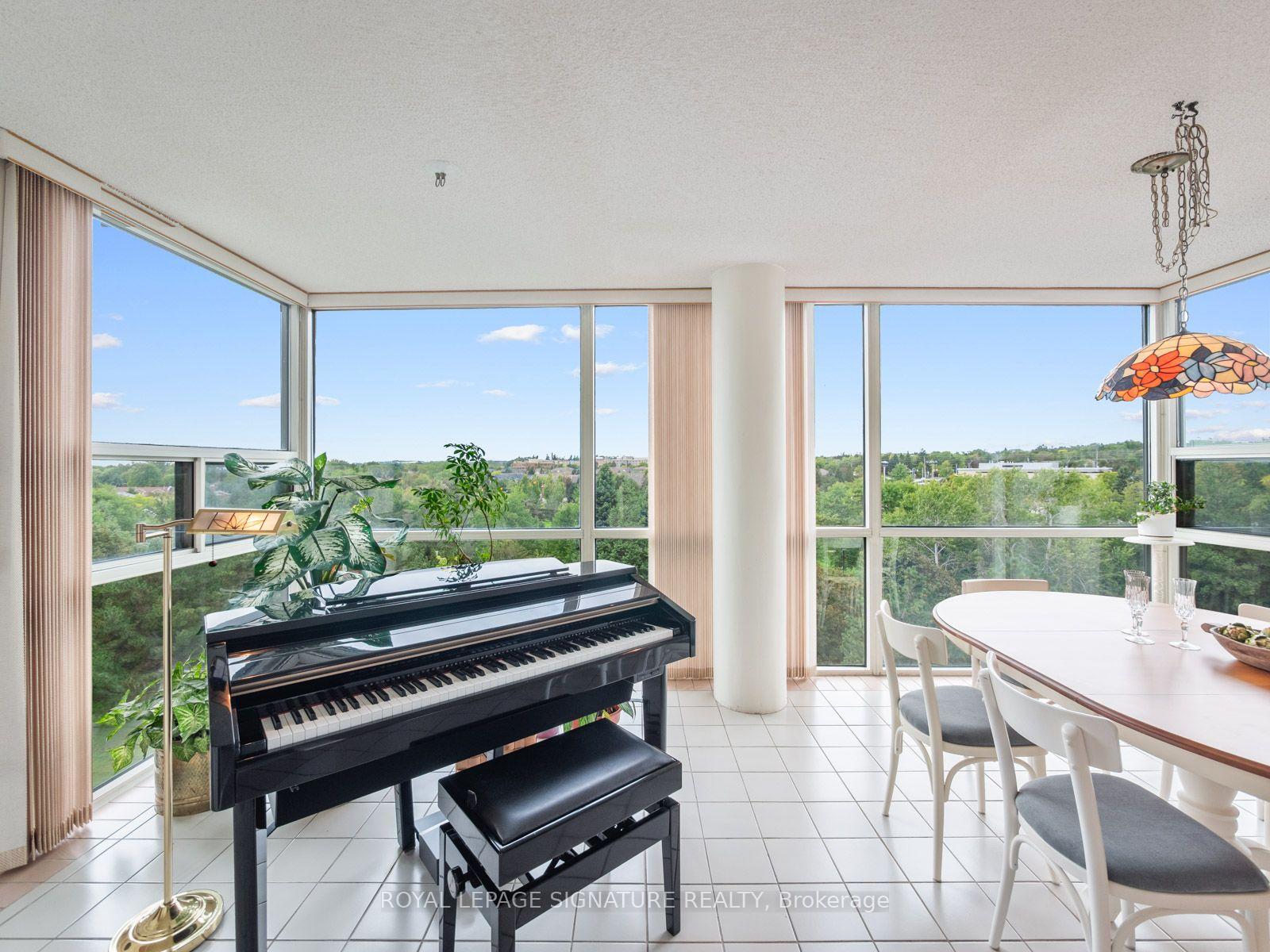 Front of Unit 716, 40 Harding West Boulevard W