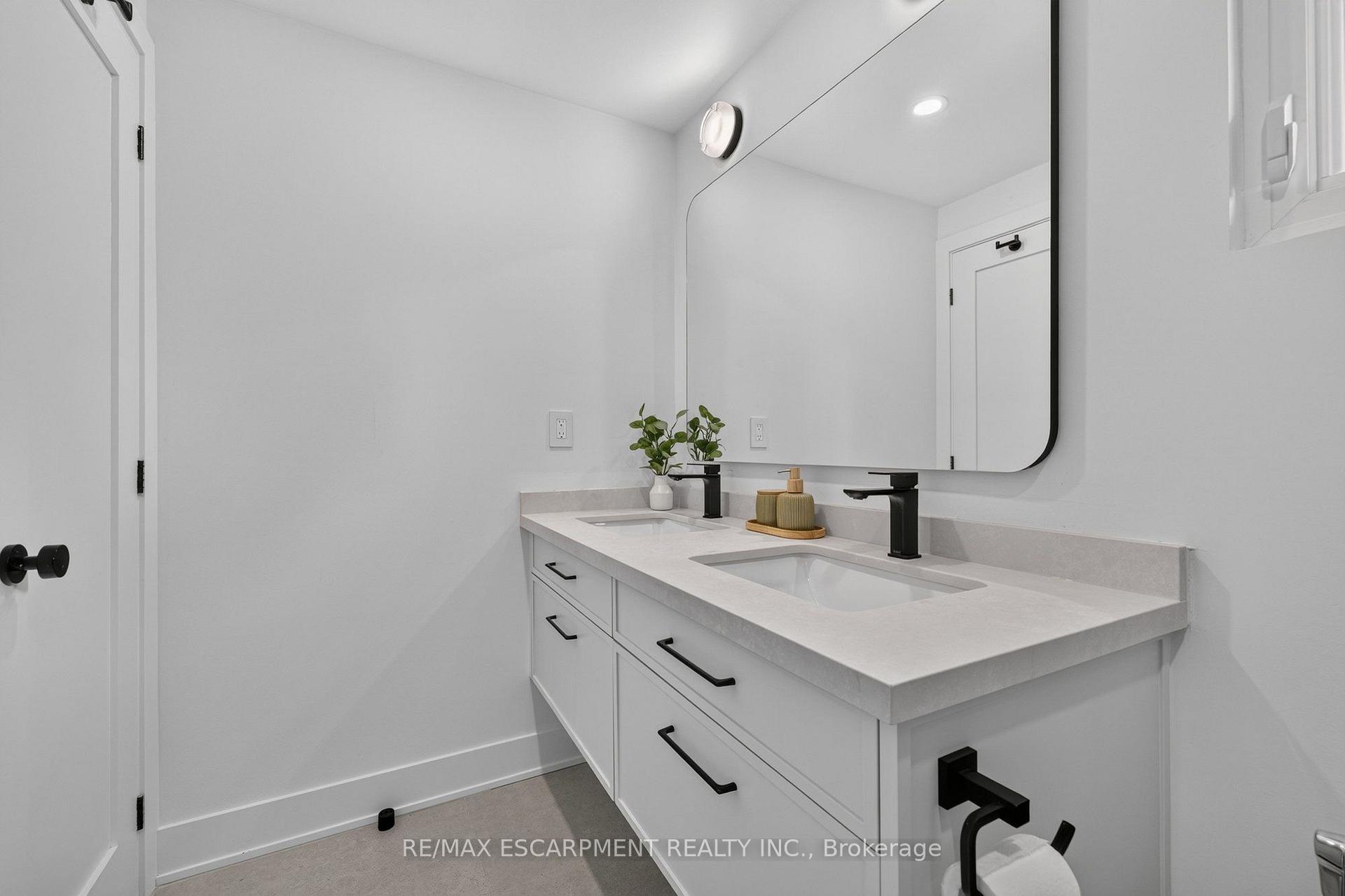 Photo 31 of 429 Claremont Crescent, Oakville, Ford — HOMEH