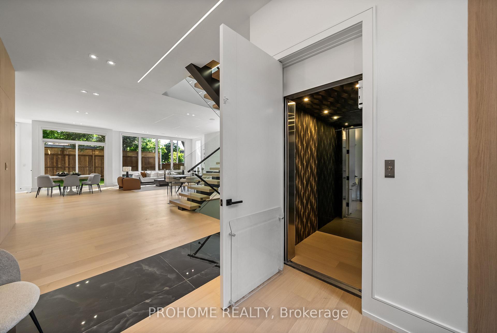 Photo 7 of 15 Aldershot Crescent, North York, St. Andrew-Windfields — HOMEH