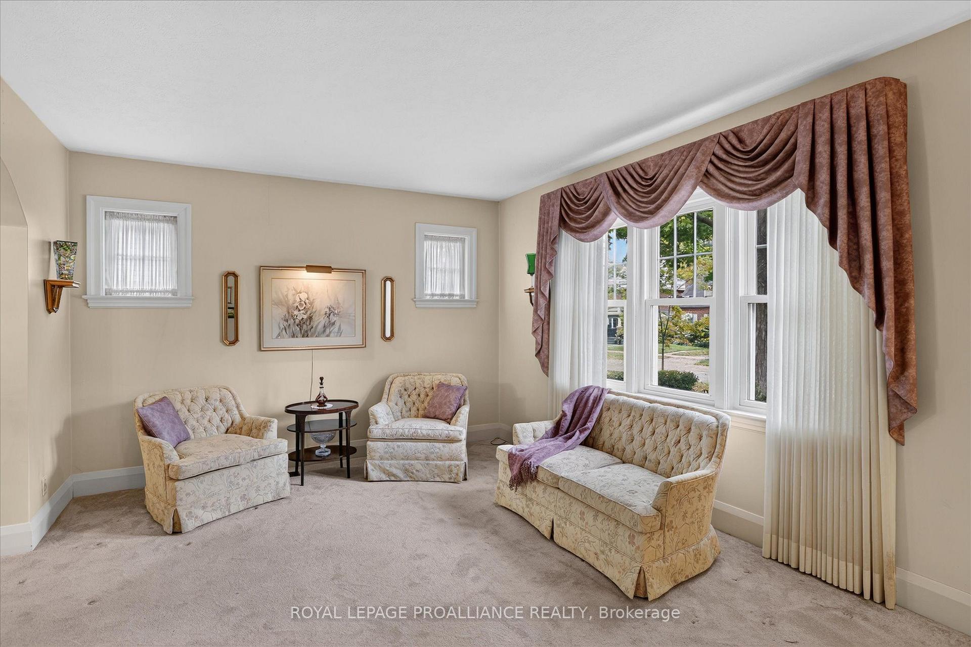 Photo 15 of 210 Aberdeen Avenue, Peterborough, Northcrest Ward 5 — HOMEH