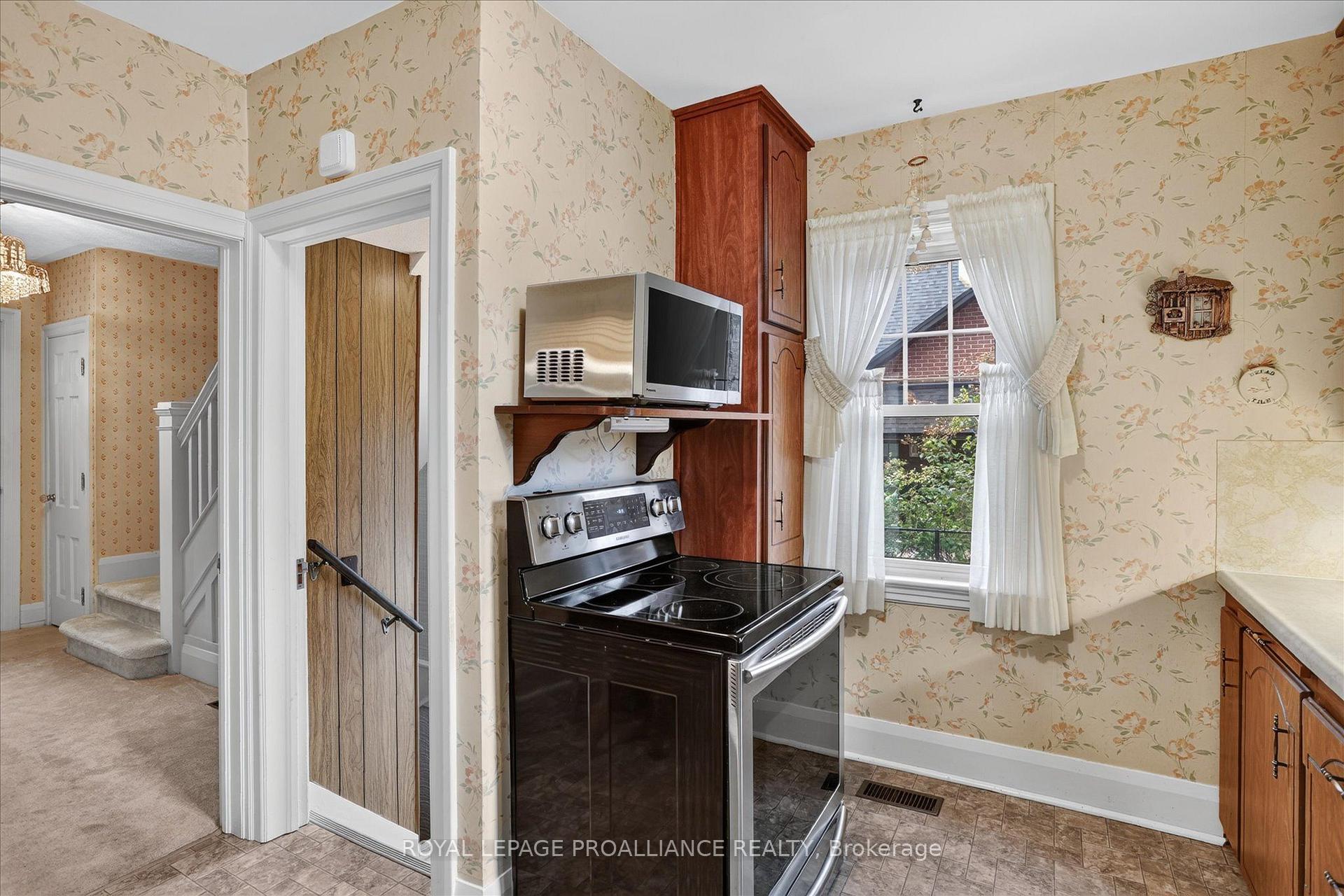 Photo 31 of 210 Aberdeen Avenue, Peterborough, Northcrest Ward 5 — HOMEH