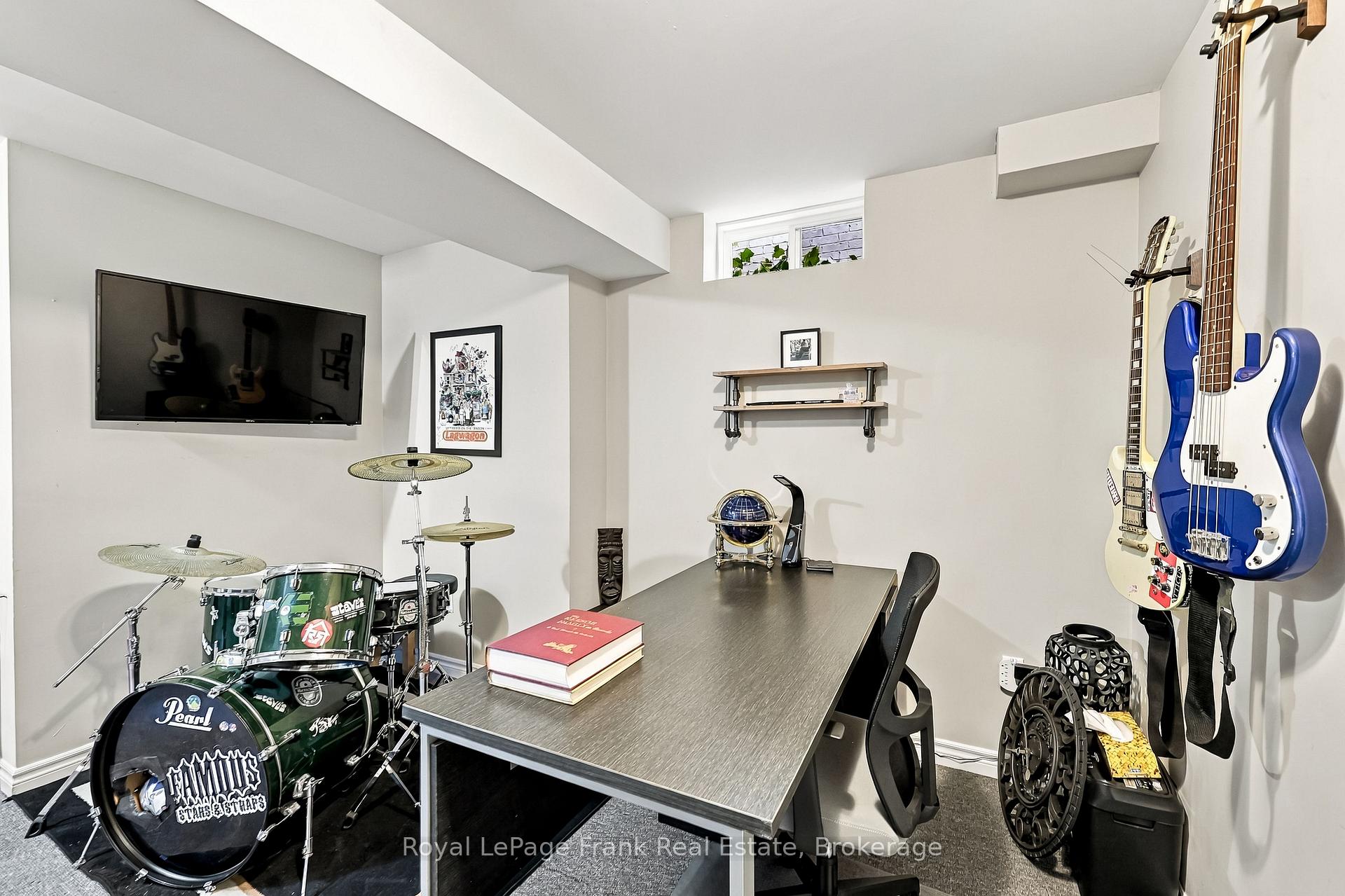 Photo 35 of 6 Foxbury Road, Uxbridge — HOMEH