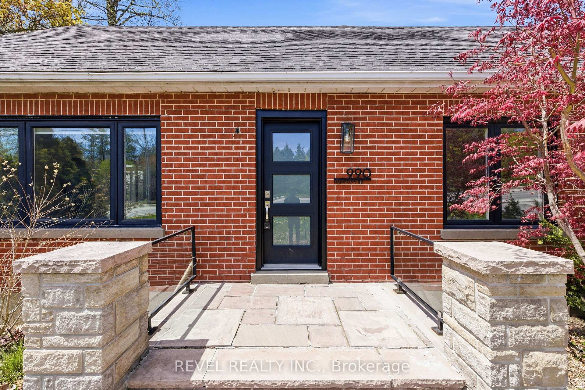 Photo 2 of Unit Main, 990 Harmony Road N, Oshawa, Pinecrest — HOMEH