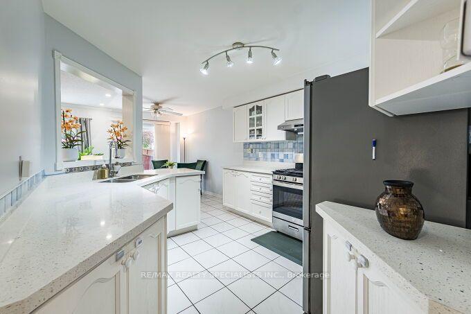 Photo 16 of 37 Peachleaf Crescent, Brampton, Fletcher's Meadow — HOMEH