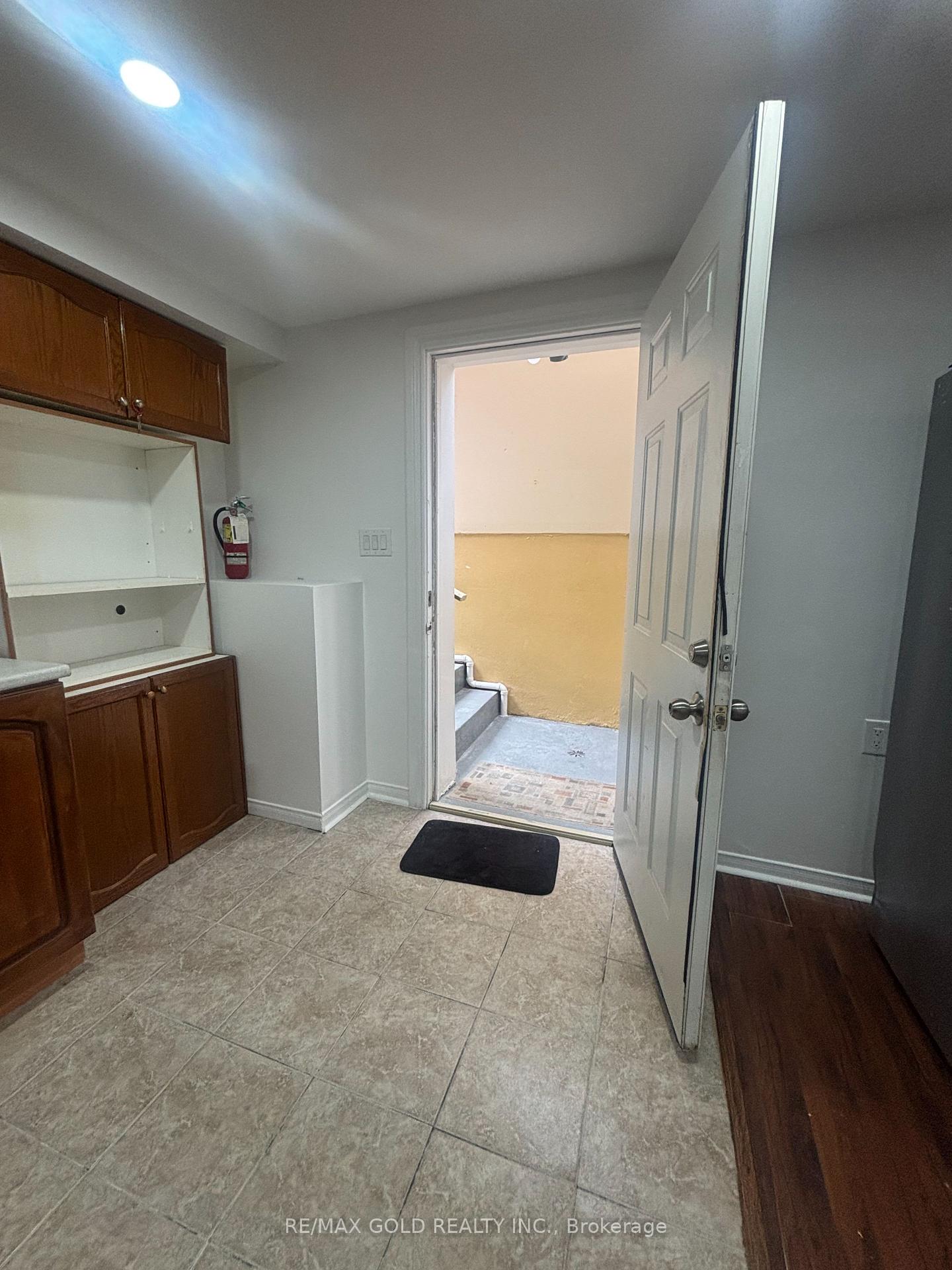 Photo 2 of 11 Eagleridge Drive, Brampton, Sandringham-Wellington — HOMEH