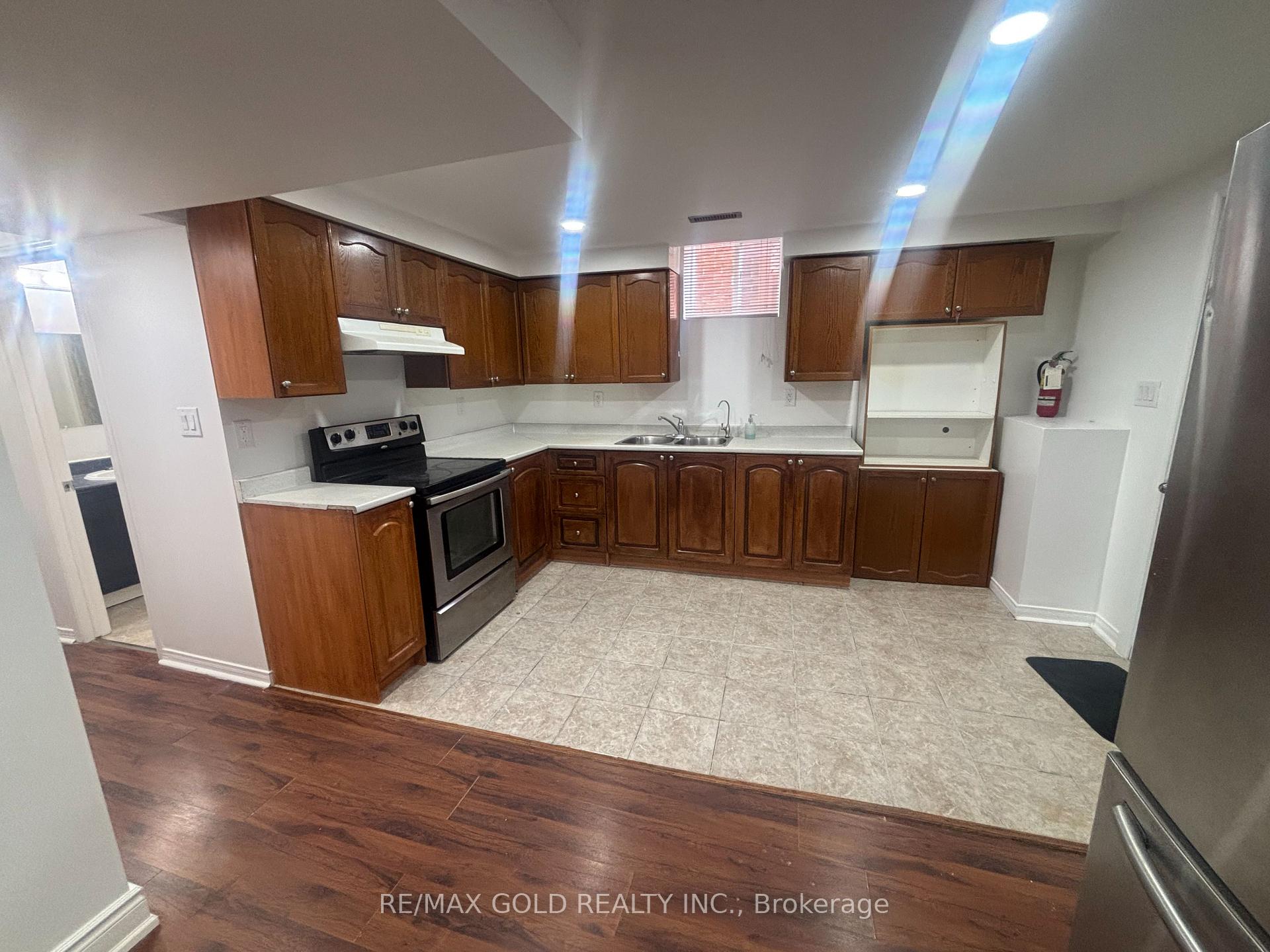 Photo 4 of 11 Eagleridge Drive, Brampton, Sandringham-Wellington — HOMEH
