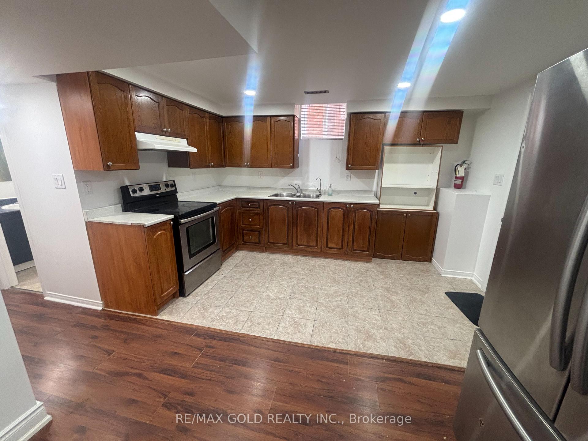 Photo 5 of 11 Eagleridge Drive, Brampton, Sandringham-Wellington — HOMEH