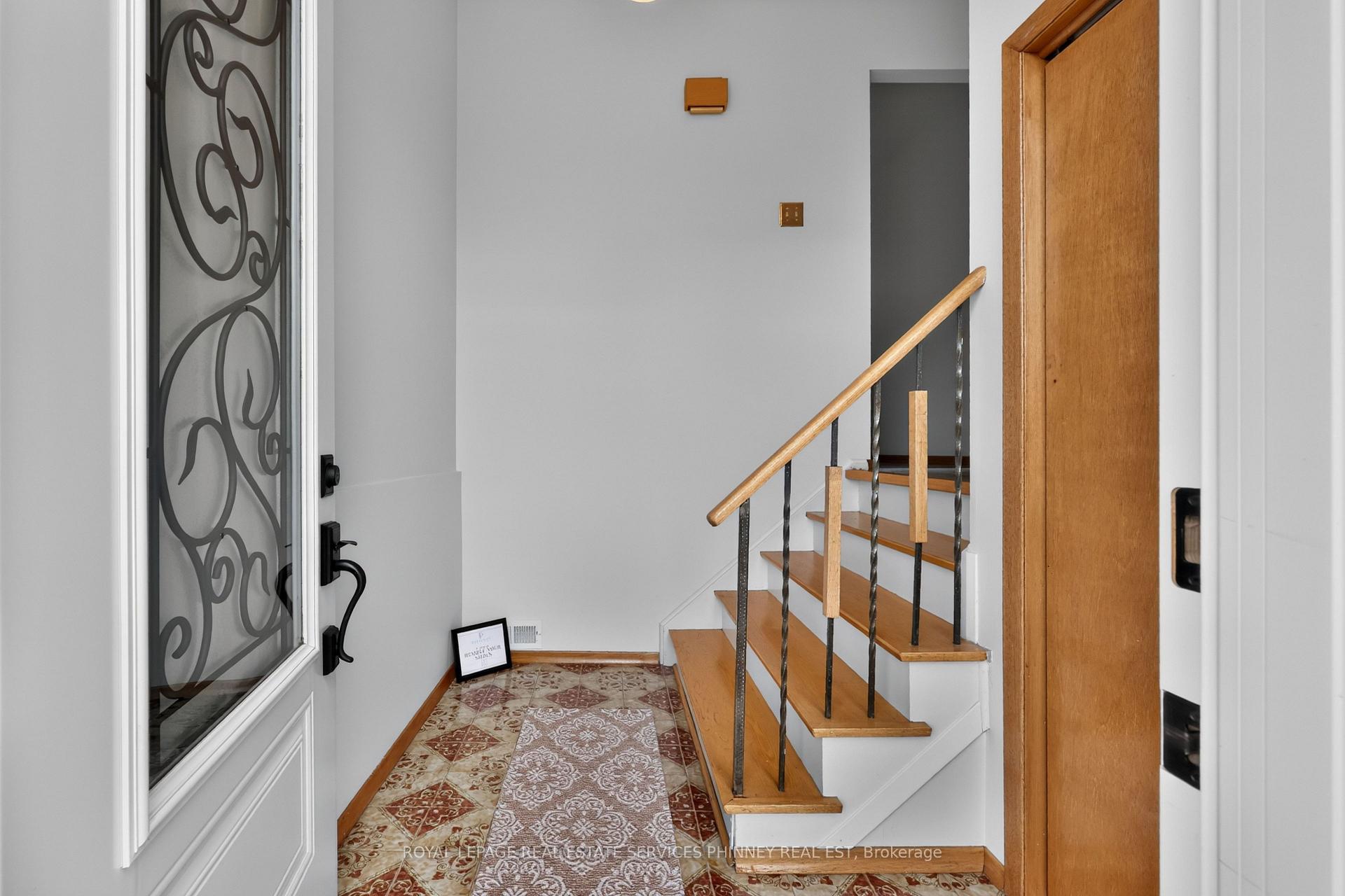 Photo 3 of 1633 Warren Drive, Mississauga, Rathwood — HOMEH