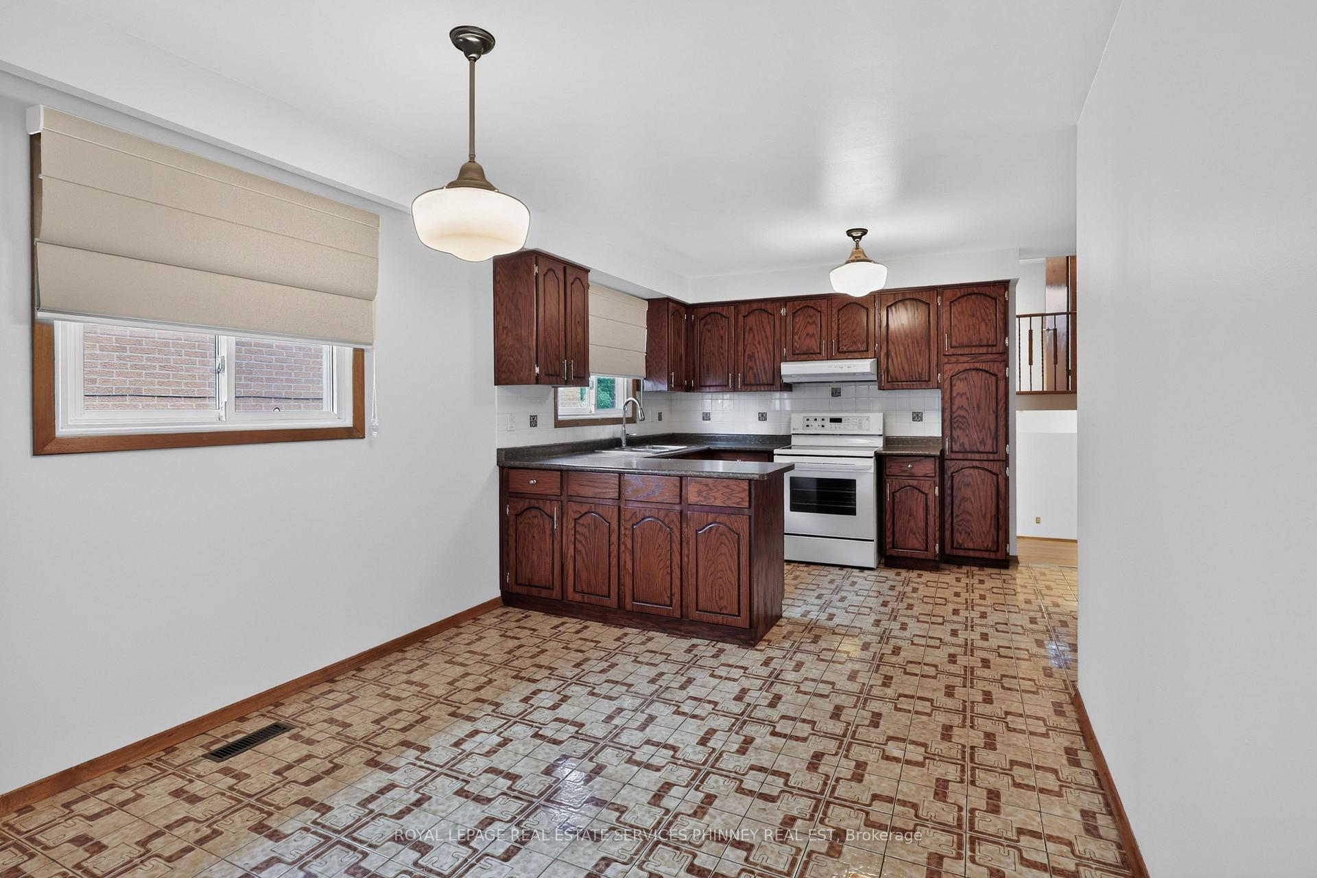 Photo 5 of 1633 Warren Drive, Mississauga, Rathwood — HOMEH