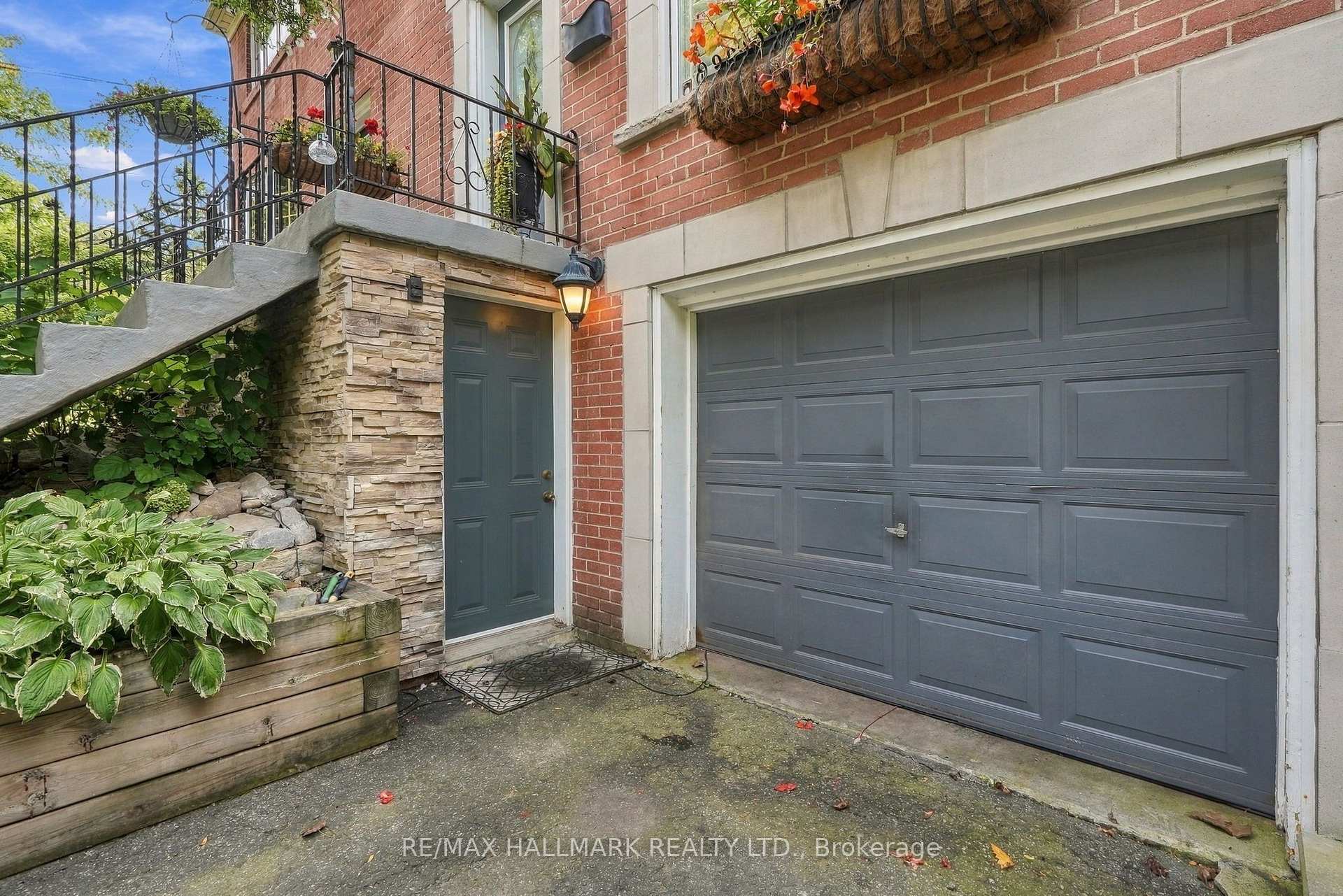 Photo 3 of 77 Glen Davis Crescent, Toronto, East End-Danforth — HOMEH