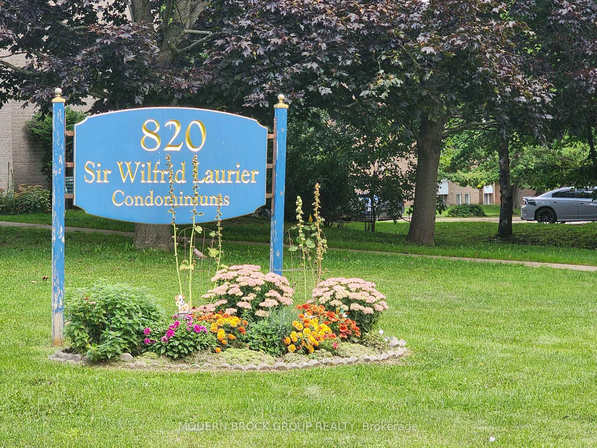 Front of Unit 318, 820 Laurier Boulevard