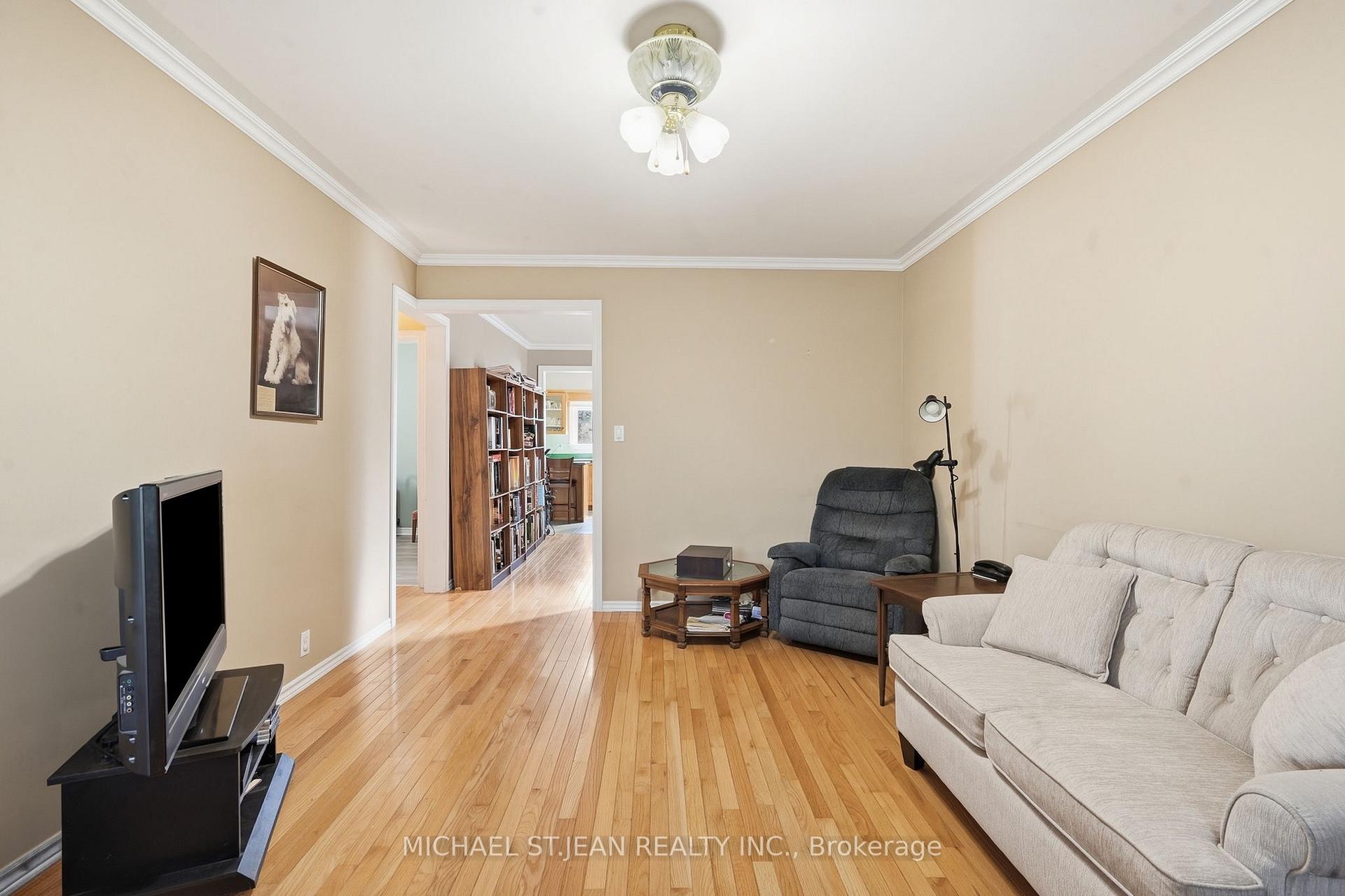 Photo 8 of 68 Hamilton Street, St. Catharines, Western Hill — HOMEH