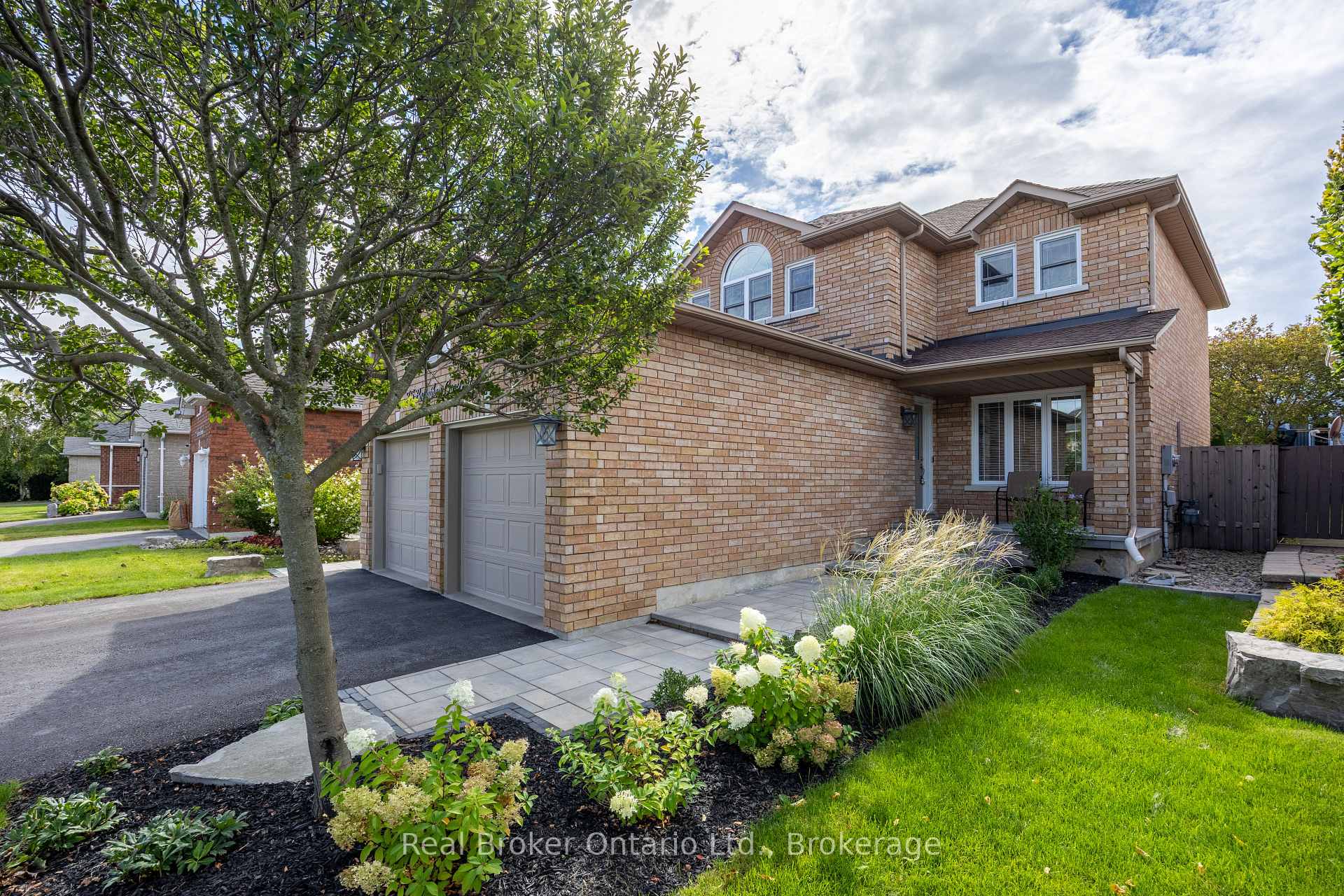 Photo 4 of 75 Bonathon Crescent, Clarington, Bowmanville — HOMEH