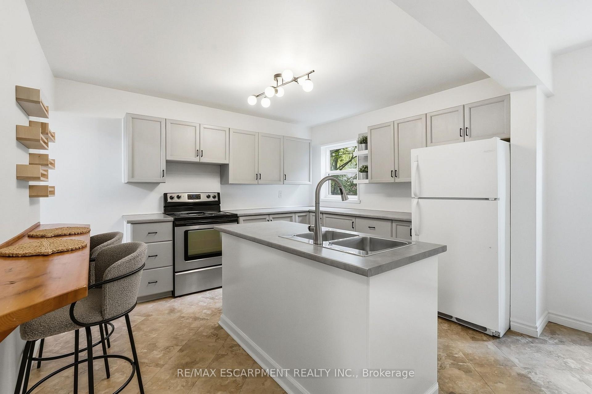 Photo 11 of 166 Emerald Street S, Hamilton, Stinson — HOMEH