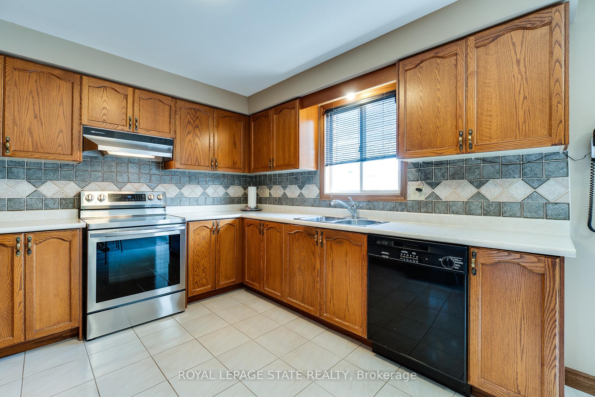 Photo 29 of 137 National Drive, Hamilton, Gershome — HOMEH