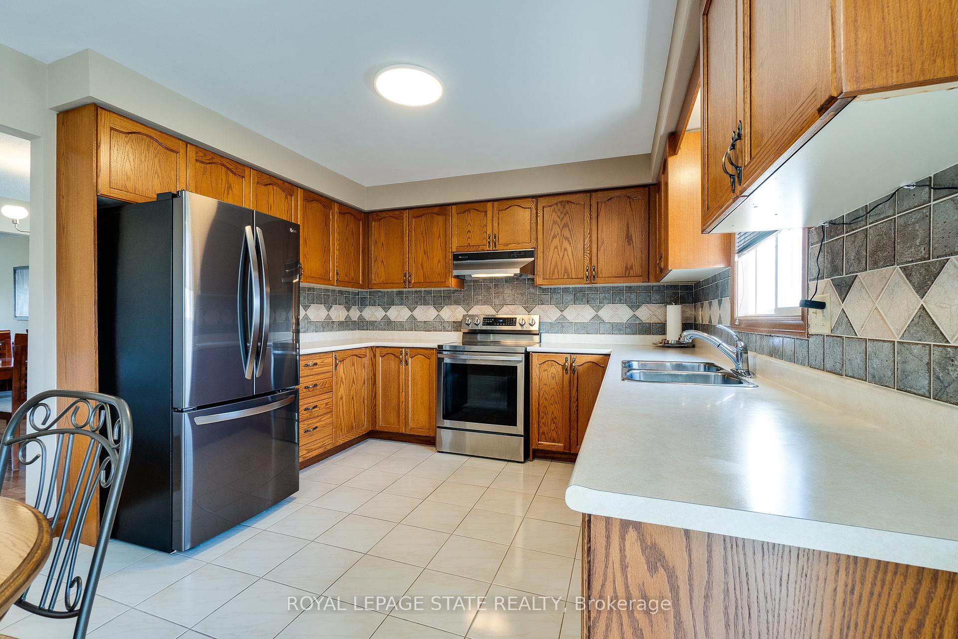 Photo 30 of 137 National Drive, Hamilton, Gershome — HOMEH