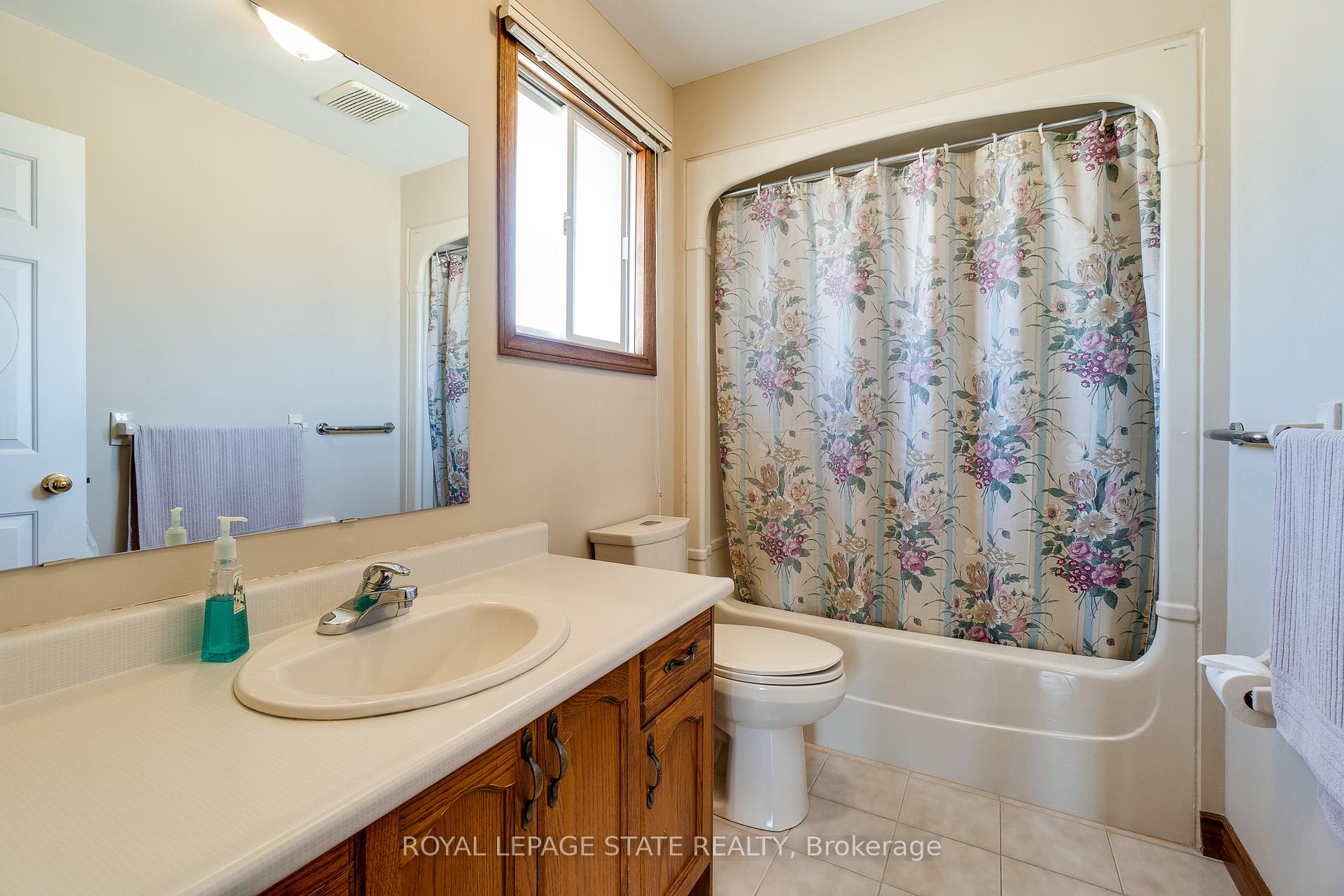Photo 41 of 137 National Drive, Hamilton, Gershome — HOMEH