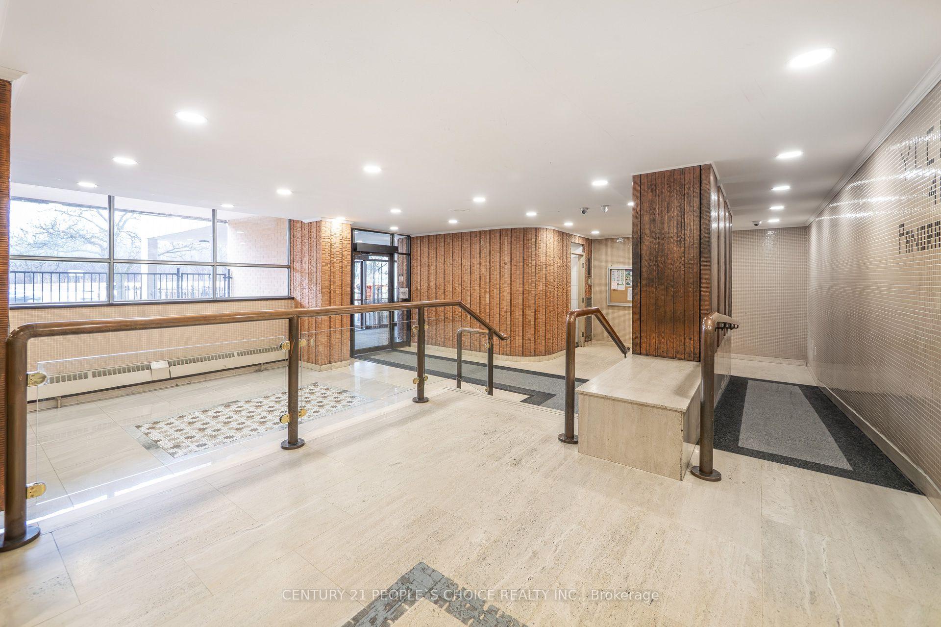 Photo 4 of Unit 910, 40 Panorama Court, Etobicoke, Mount Olive-Silverstone-Jamestown — HOMEH