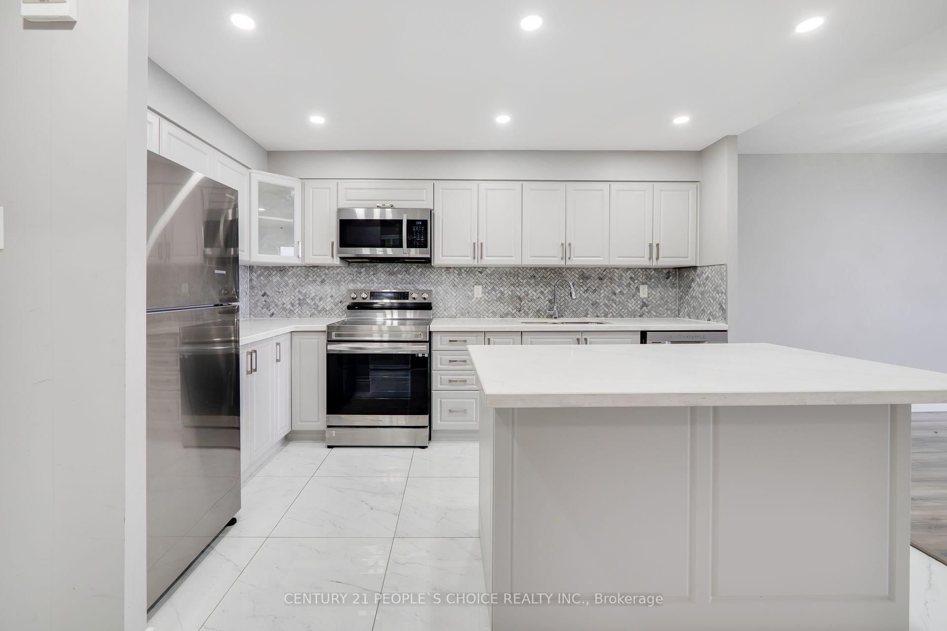 Photo 10 of Unit 910, 40 Panorama Court, Etobicoke, Mount Olive-Silverstone-Jamestown — HOMEH