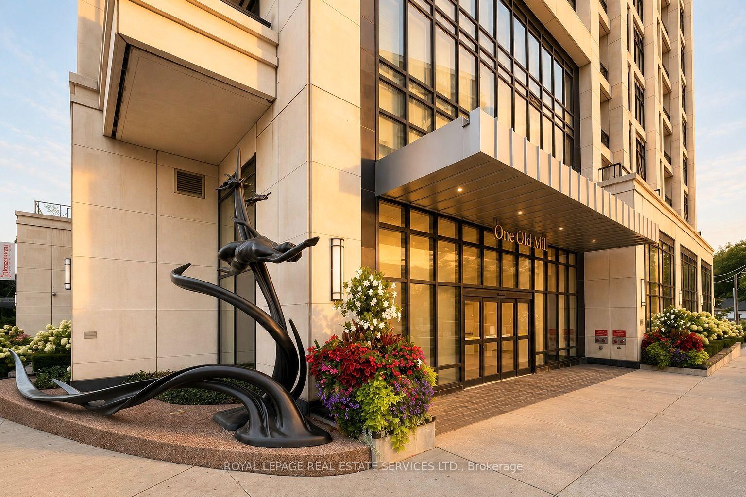 Photo 3 of Unit 901, 1 Old Mill Drive, Toronto, High Park-Swansea — HOMEH