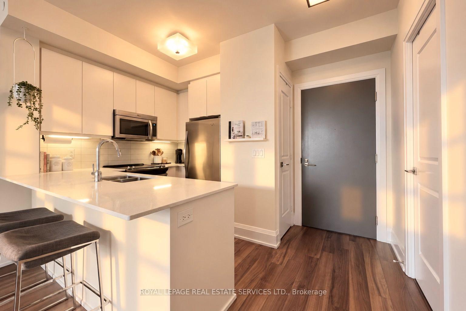 Photo 5 of Unit 901, 1 Old Mill Drive, Toronto, High Park-Swansea — HOMEH