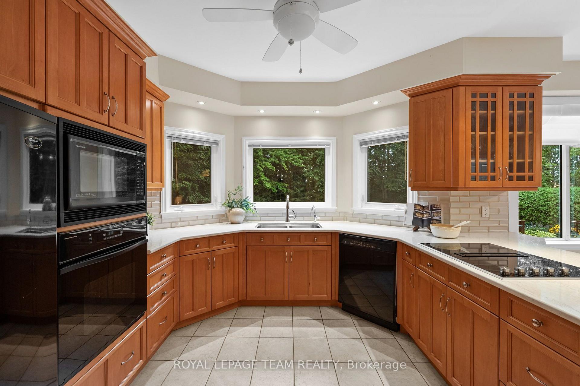 Photo 12 of 1264 Potter Drive, Ottawa, Manotick Village & Manotick Estates — HOMEH