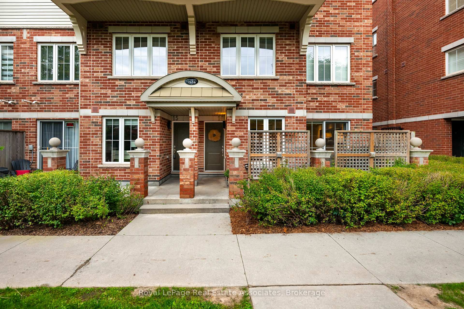 Photo 1 of Unit 16, 2563 Sixth Line, Oakville, River Oaks — HOMEH