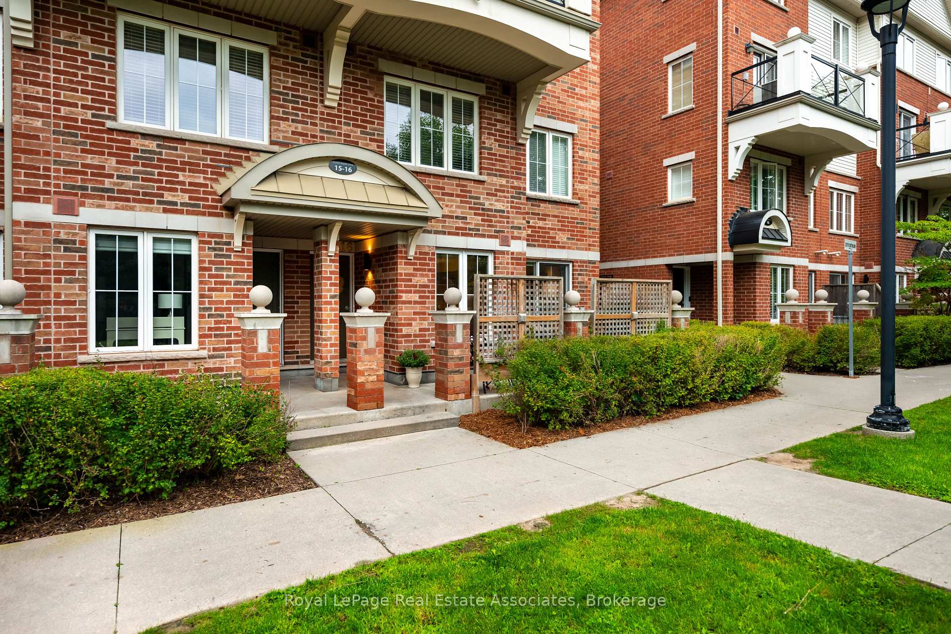 Photo 2 of Unit 16, 2563 Sixth Line, Oakville, River Oaks — HOMEH