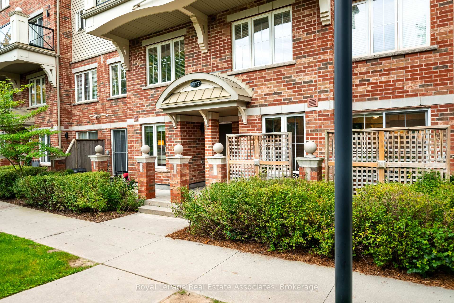 Photo 3 of Unit 16, 2563 Sixth Line, Oakville, River Oaks — HOMEH
