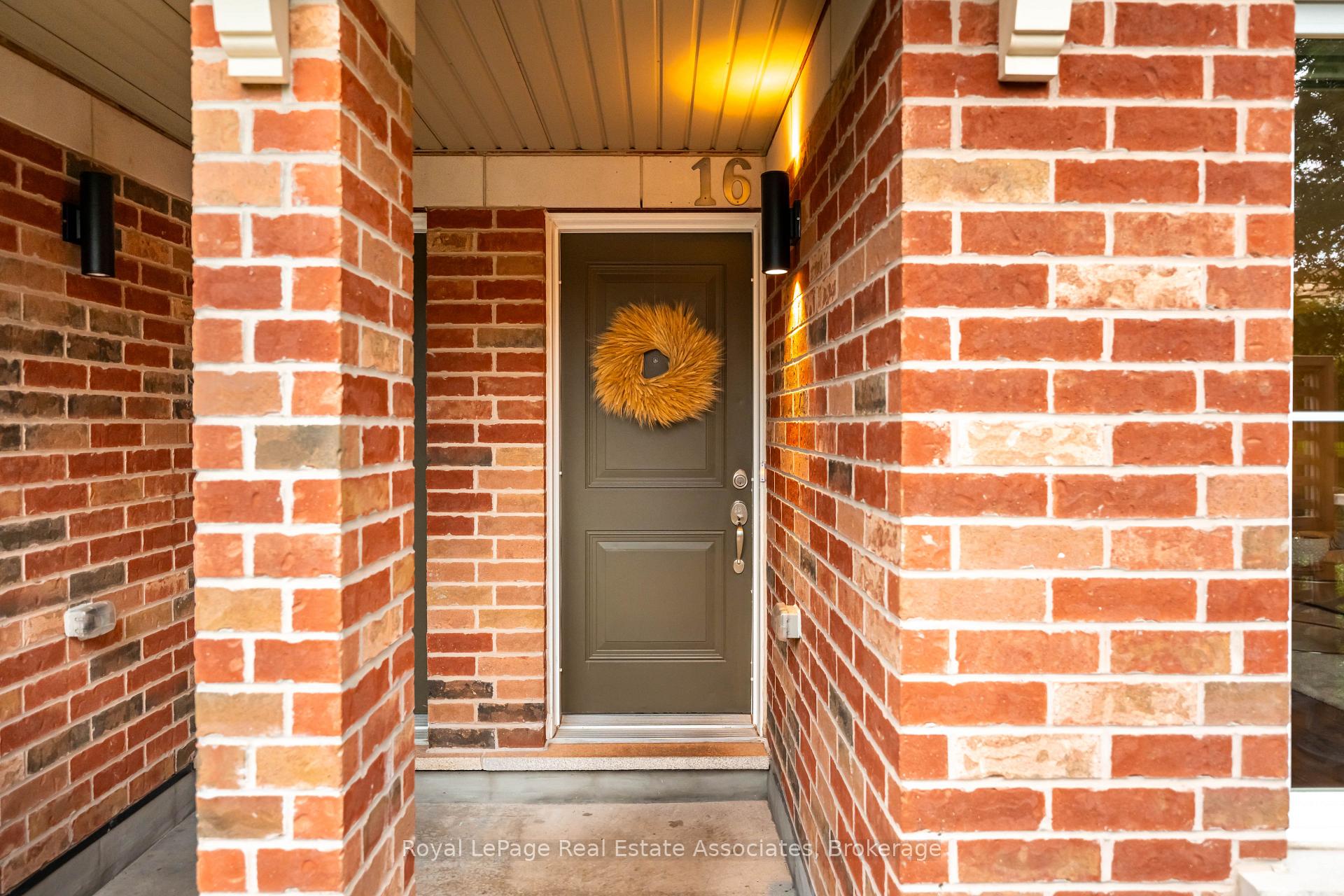 Photo 4 of Unit 16, 2563 Sixth Line, Oakville, River Oaks — HOMEH