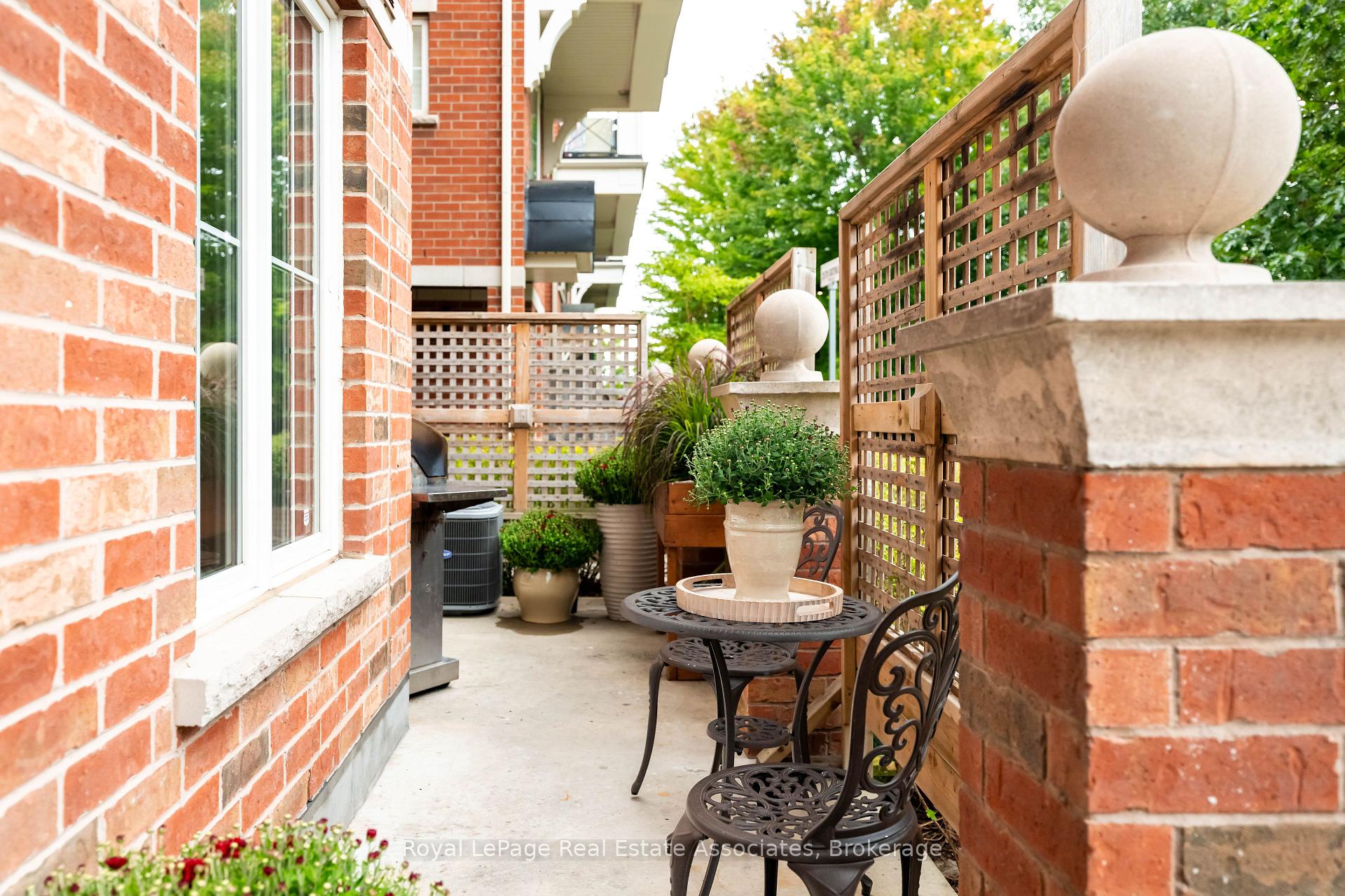 Photo 5 of Unit 16, 2563 Sixth Line, Oakville, River Oaks — HOMEH