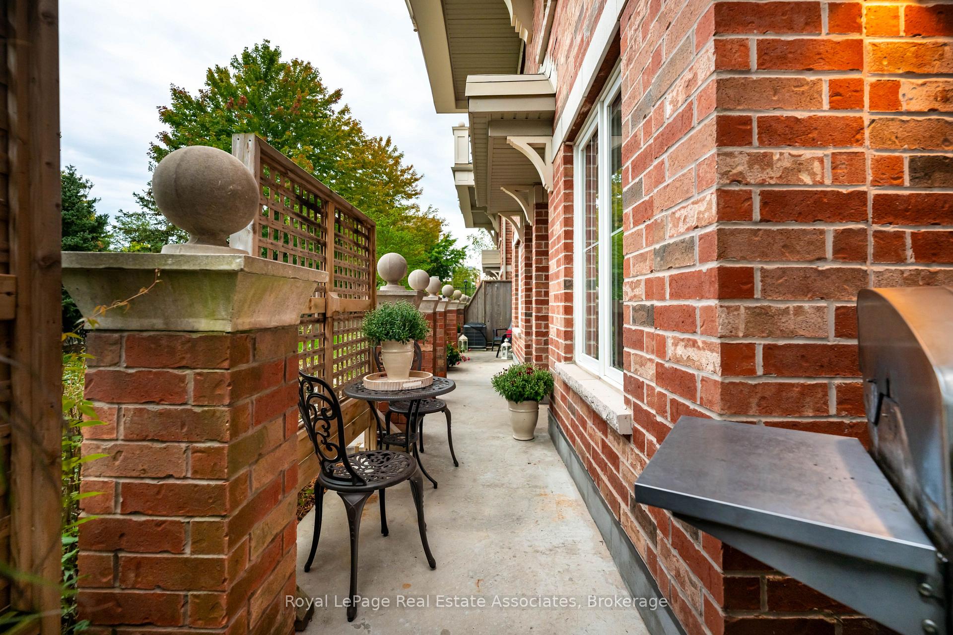 Photo 6 of Unit 16, 2563 Sixth Line, Oakville, River Oaks — HOMEH