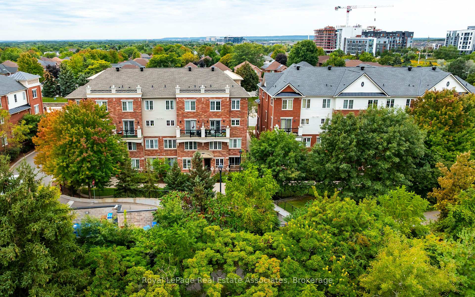 Photo 11 of Unit 16, 2563 Sixth Line, Oakville, River Oaks — HOMEH