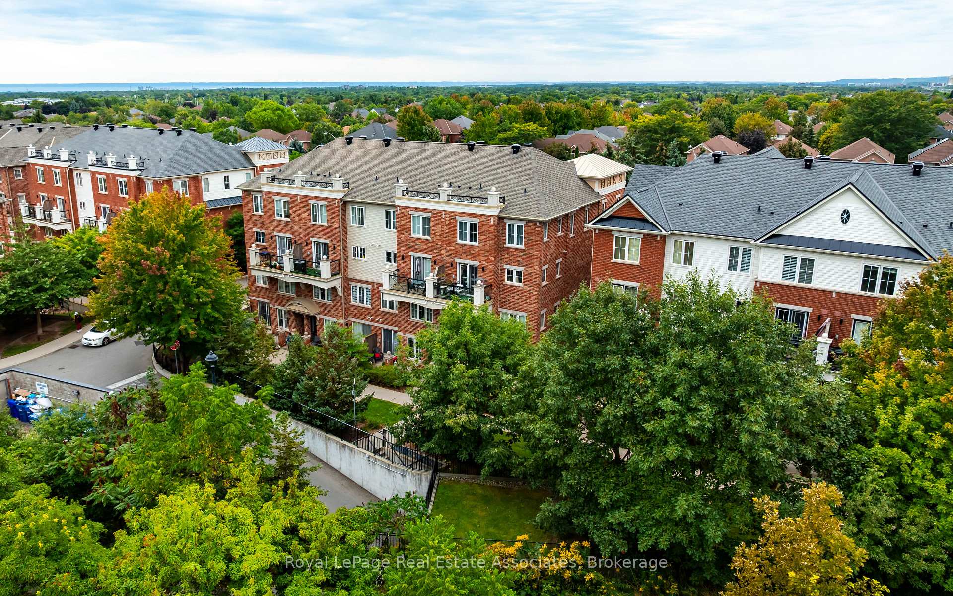 Photo 12 of Unit 16, 2563 Sixth Line, Oakville, River Oaks — HOMEH