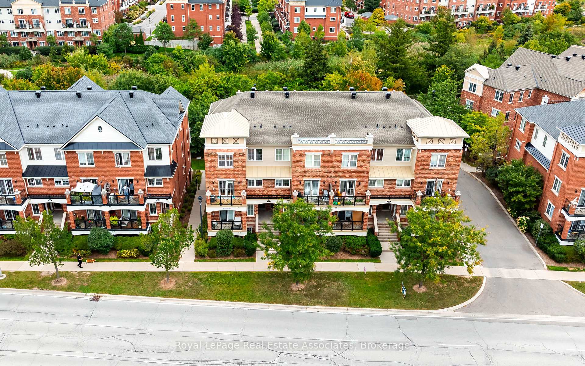 Photo 13 of Unit 16, 2563 Sixth Line, Oakville, River Oaks — HOMEH
