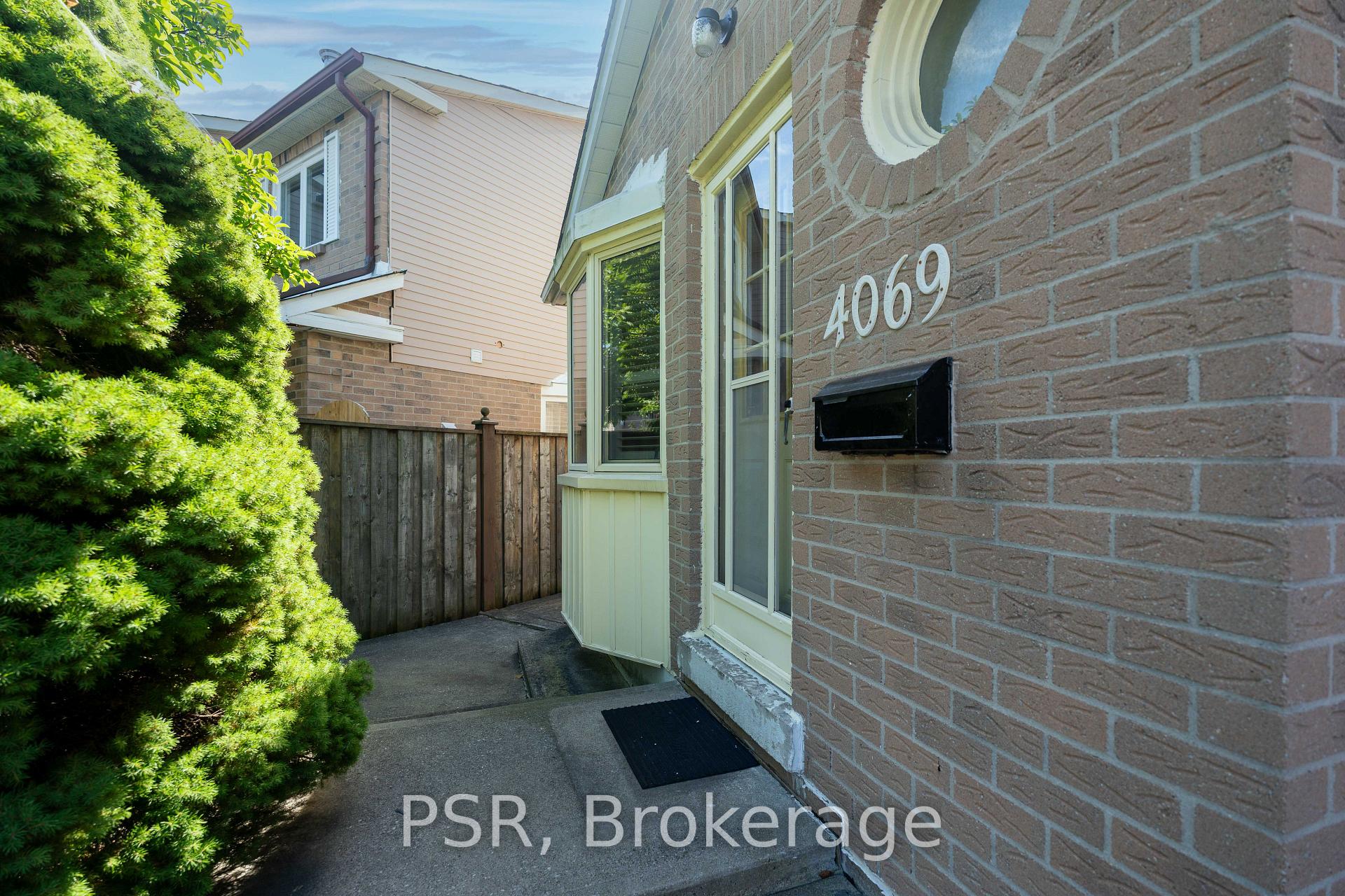 Photo 2 of 4069 Chelmsford Court, Mississauga, Creditview — HOMEH
