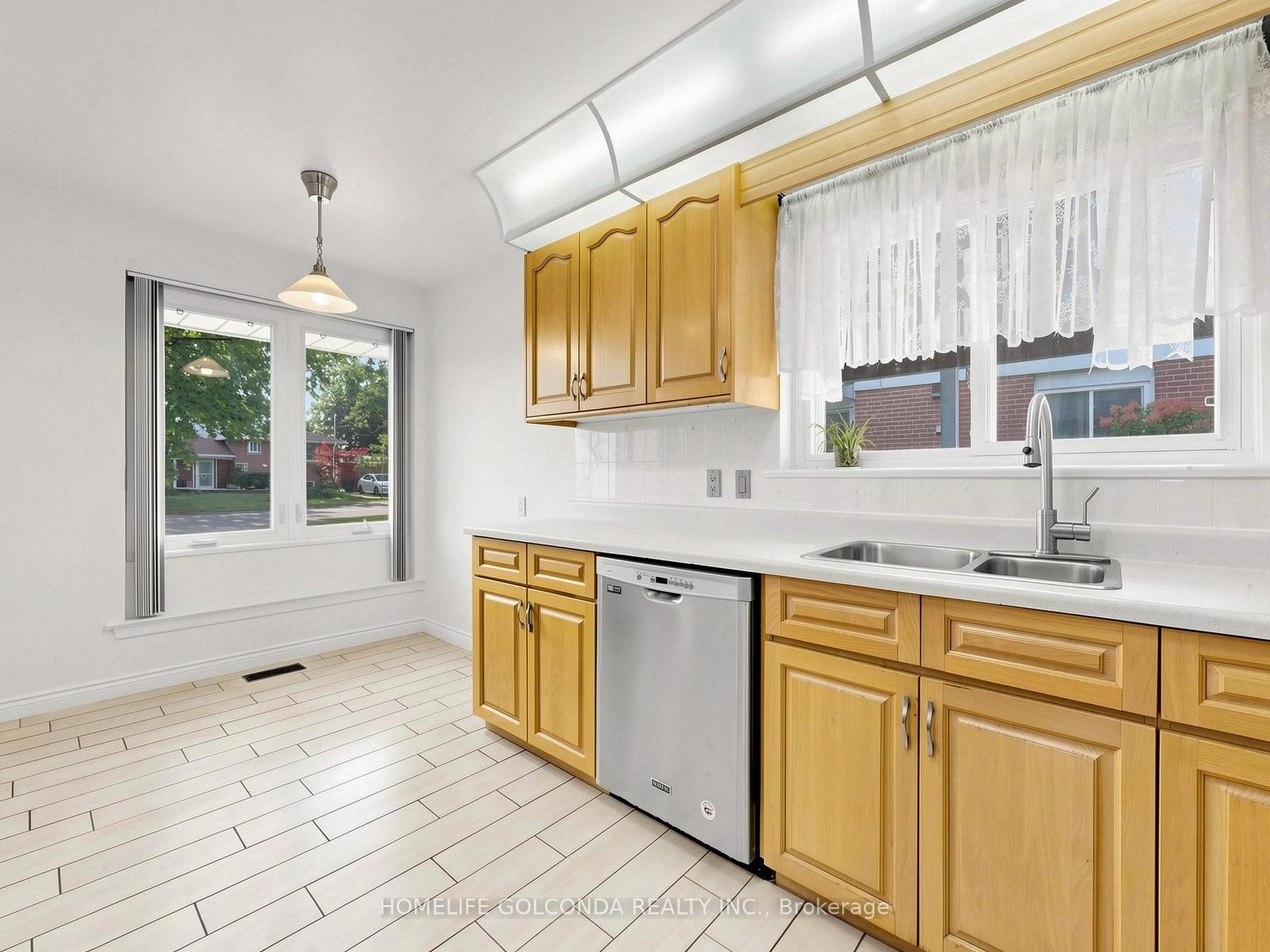Photo 23 of 21 Grove Park Crescent, North York, Don Valley Village — HOMEH