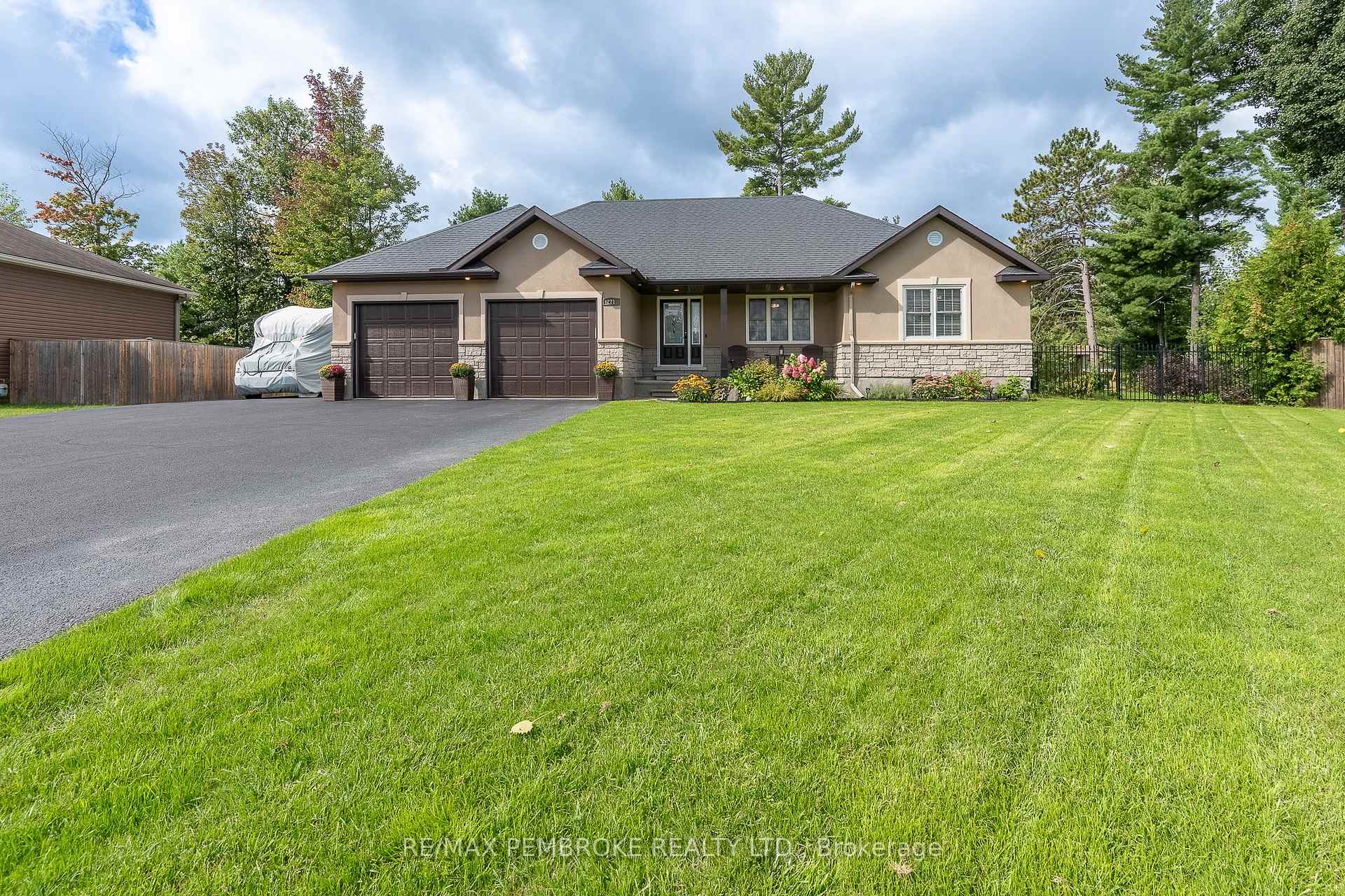 Photo 1 of 221 Oriole Crescent, Petawawa, Petawawa — HOMEH