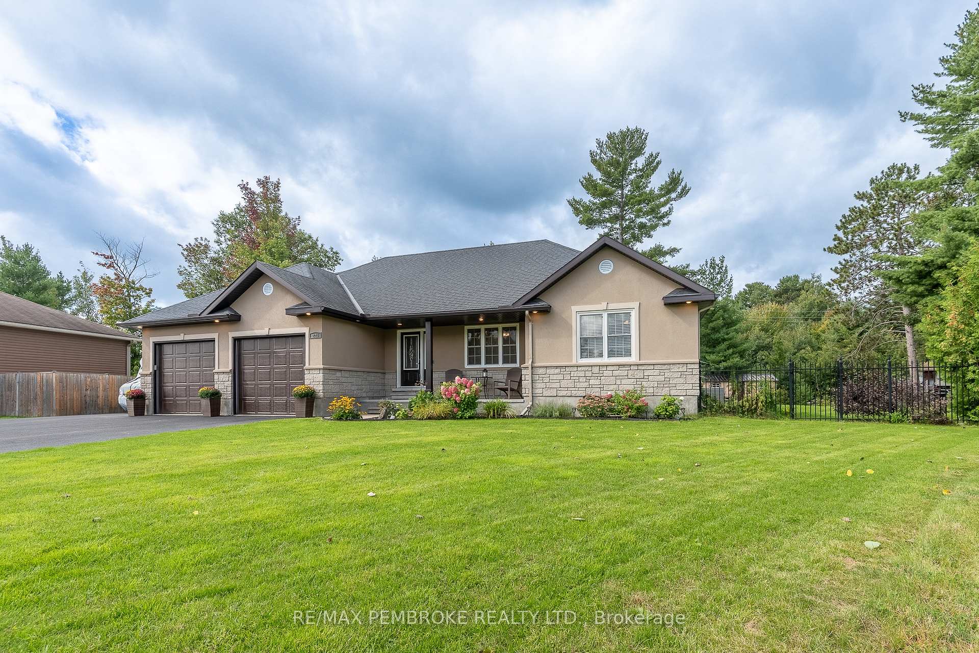 Photo 3 of 221 Oriole Crescent, Petawawa, Petawawa — HOMEH