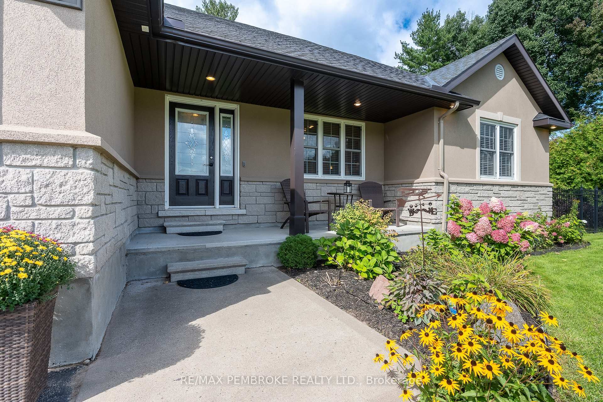 Photo 4 of 221 Oriole Crescent, Petawawa, Petawawa — HOMEH