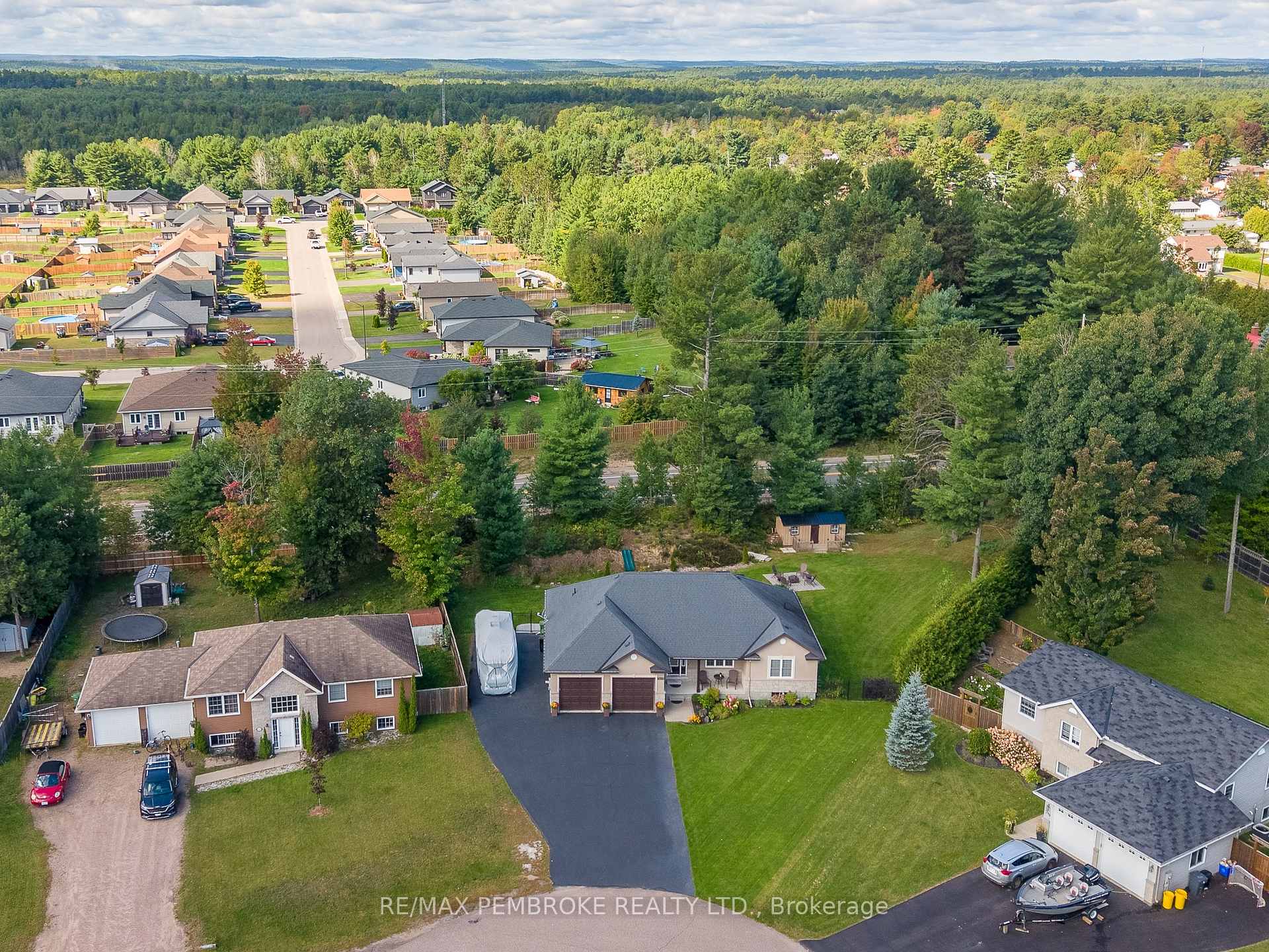 Photo 7 of 221 Oriole Crescent, Petawawa, Petawawa — HOMEH