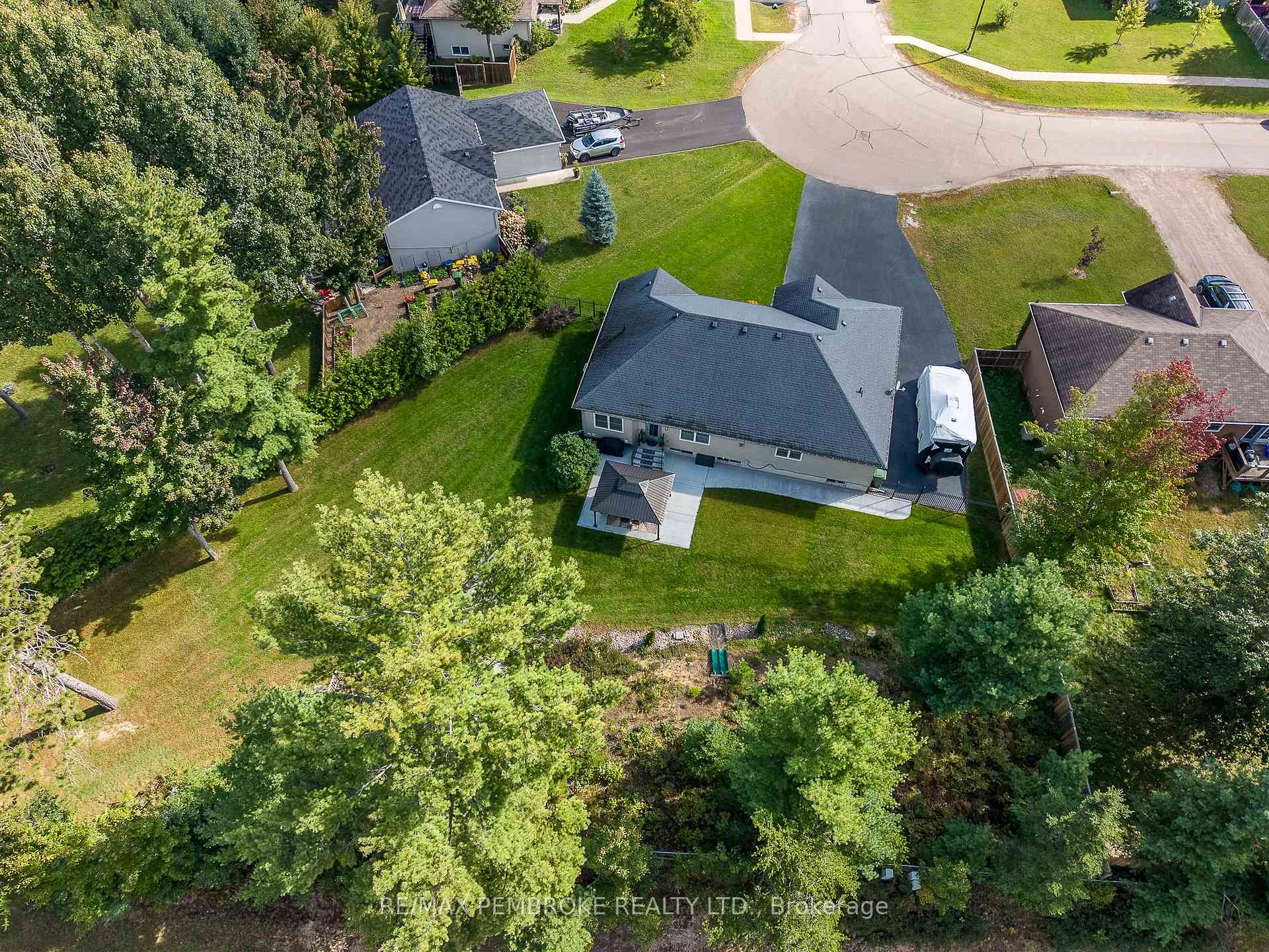 Photo 8 of 221 Oriole Crescent, Petawawa, Petawawa — HOMEH