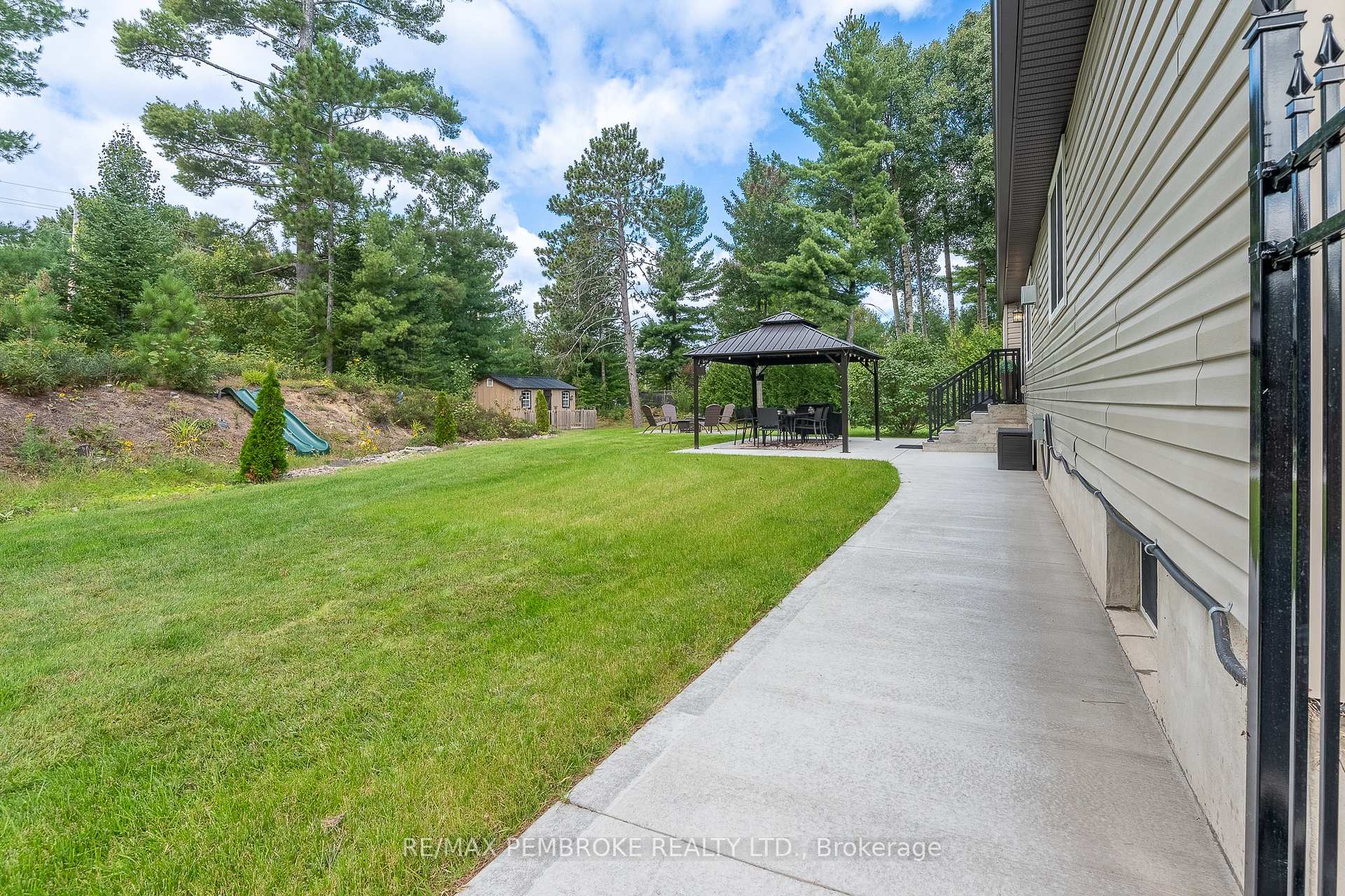 Photo 9 of 221 Oriole Crescent, Petawawa, Petawawa — HOMEH