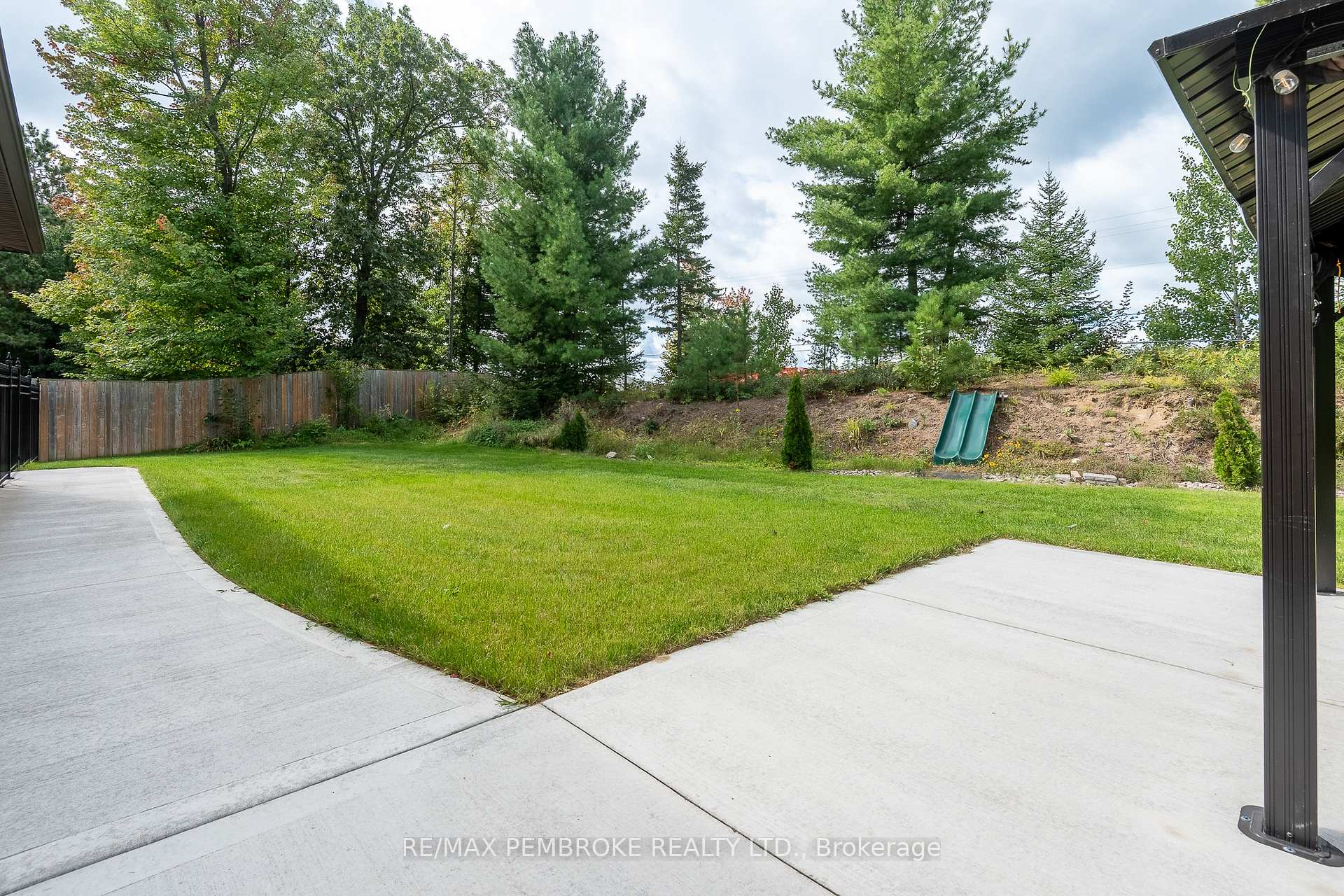 Photo 10 of 221 Oriole Crescent, Petawawa, Petawawa — HOMEH