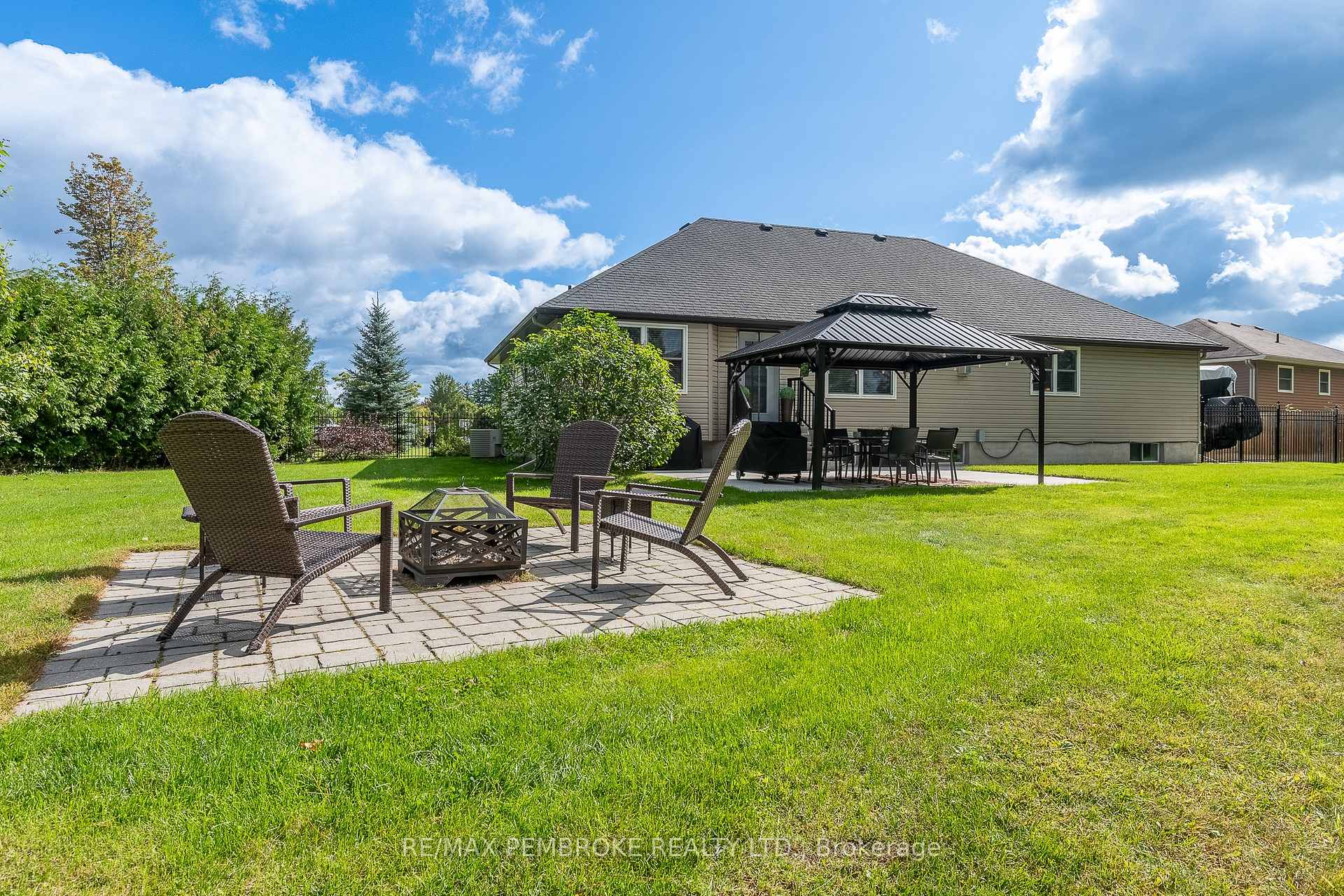 Photo 13 of 221 Oriole Crescent, Petawawa, Petawawa — HOMEH