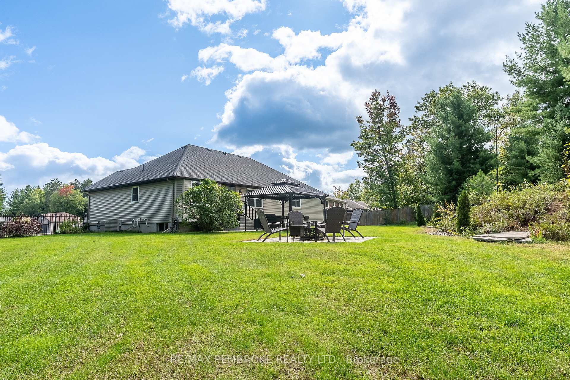 Photo 14 of 221 Oriole Crescent, Petawawa, Petawawa — HOMEH