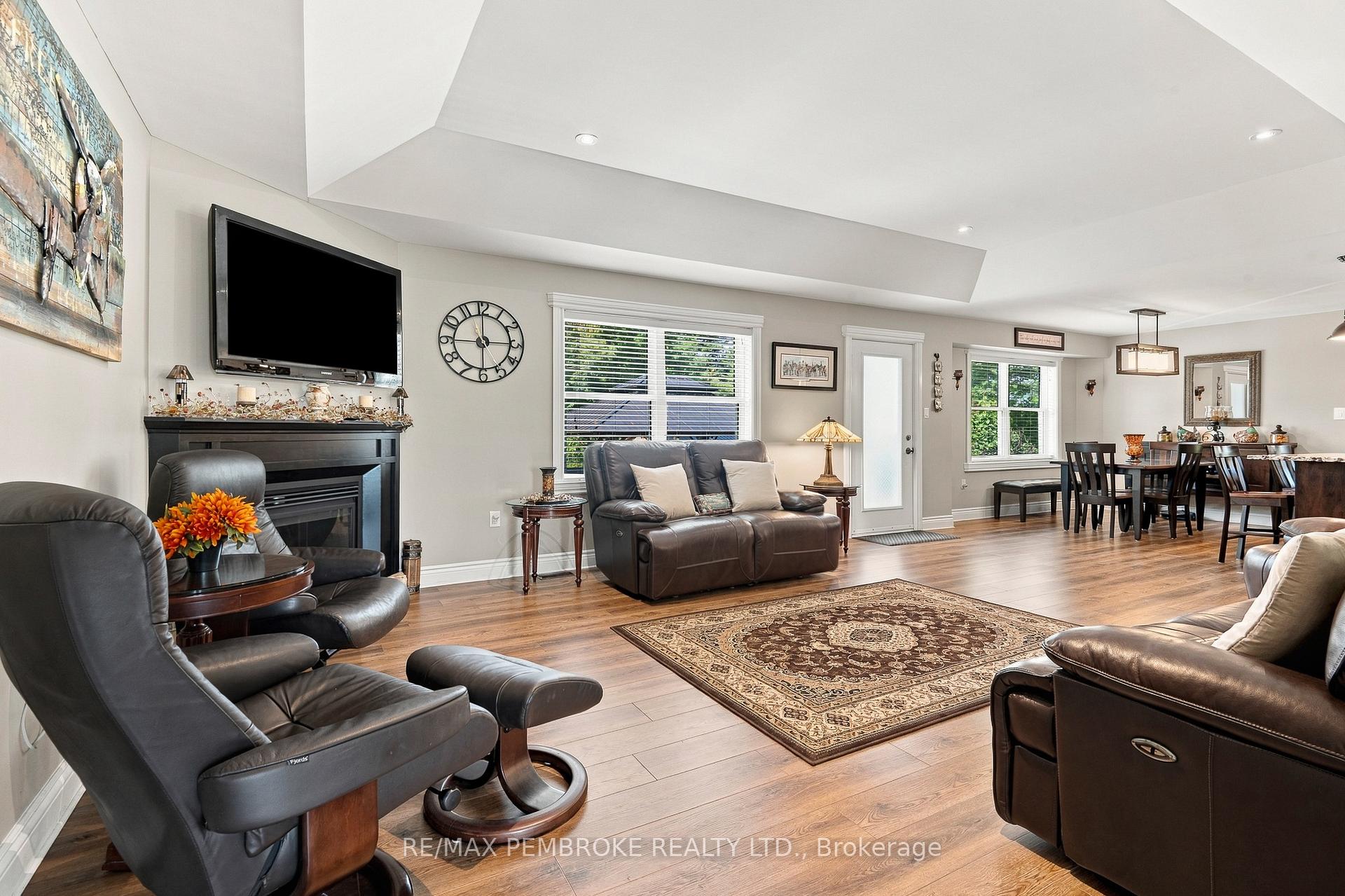 Photo 16 of 221 Oriole Crescent, Petawawa, Petawawa — HOMEH