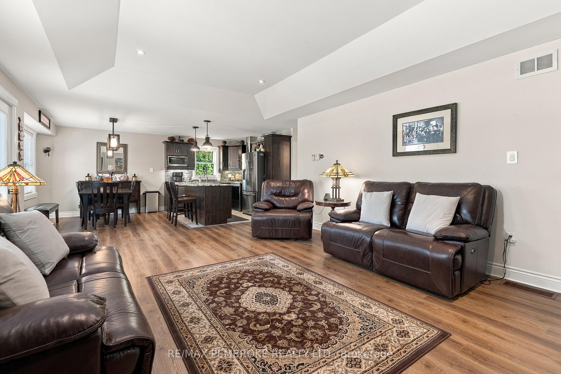 Photo 17 of 221 Oriole Crescent, Petawawa, Petawawa — HOMEH