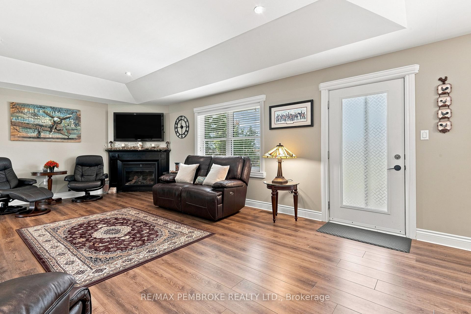Photo 18 of 221 Oriole Crescent, Petawawa, Petawawa — HOMEH